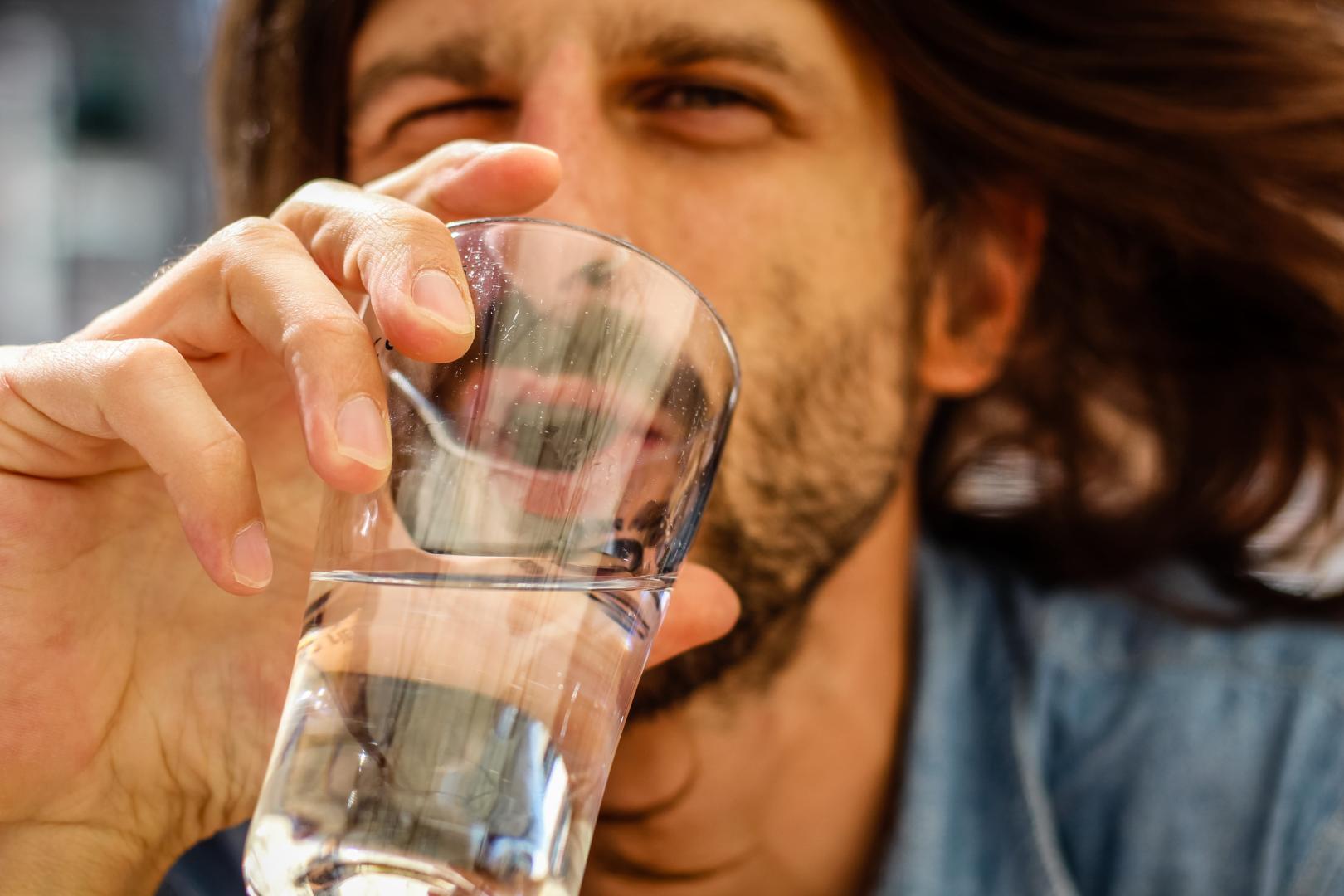 Los expertos aconsejan beber agua de forma regular a lo largo del día y no esperar únicamente a tener sensación de sed