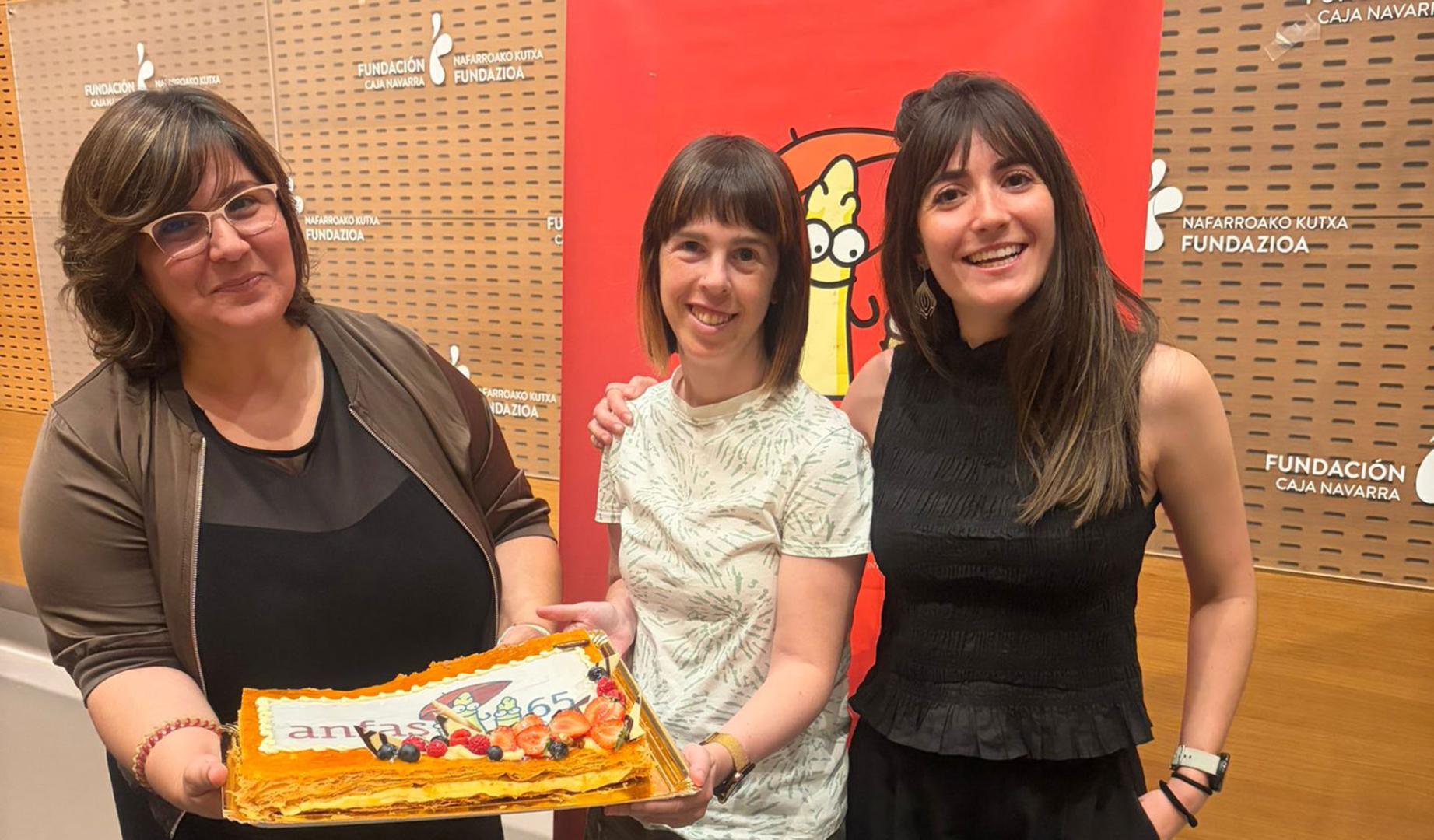 De izda. a dcha., Helena Gallego, gerente de ANFAS; Izar Cañamares, participante de los servicios de la entidad; y Leyre Leoz, voluntaria.