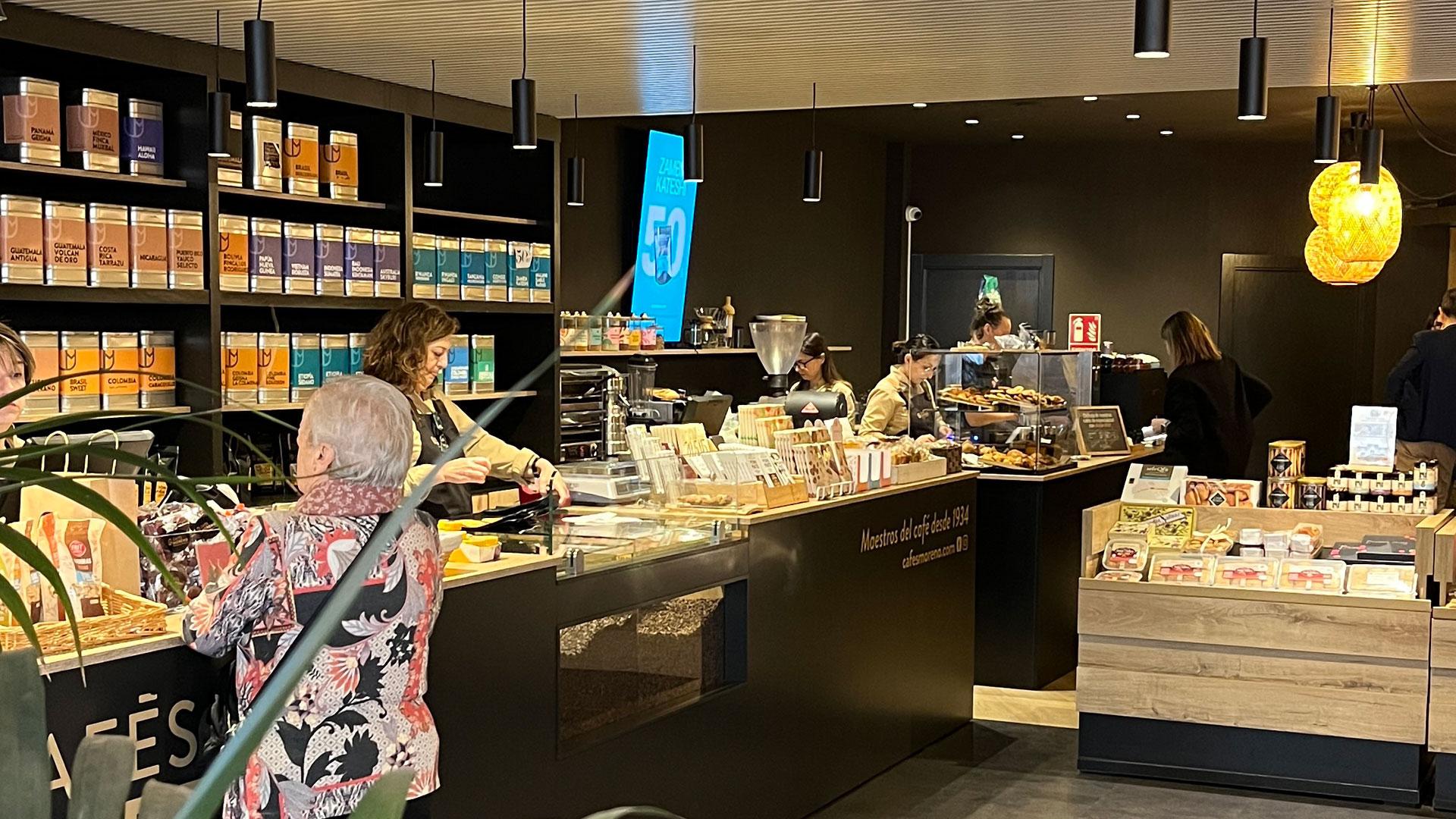 Cafés Moreno inaugura su primera cafetería en la calle Paulino Caballero 8, de Pamplona en el mismo local donde tiene su tienda de café