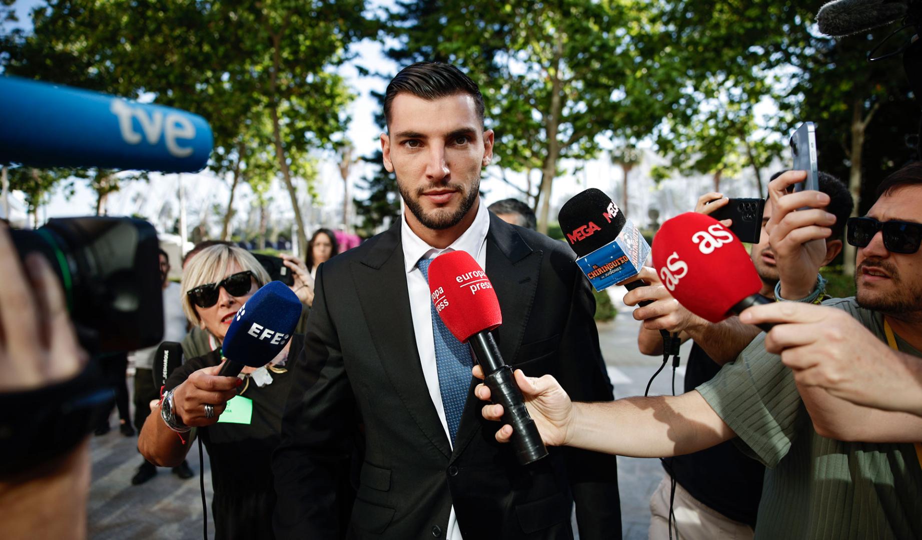 El futbolista Rafa Mir a su llegada a la Ciudad de la Justicia de Valencia, donde junto a su compañero Pablo Jara, serán juzgados este jueves por agredir sexualmente y lesionar a dos mujeres en Bétera (Valencia) en septiembre de 2024.