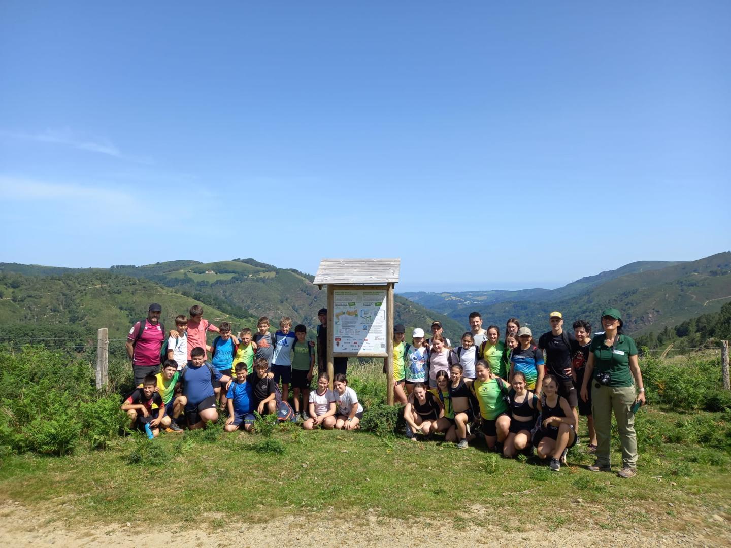 Jóvenes asistentes a la jornada didáctica del Bosque CPEN en Lesaka.