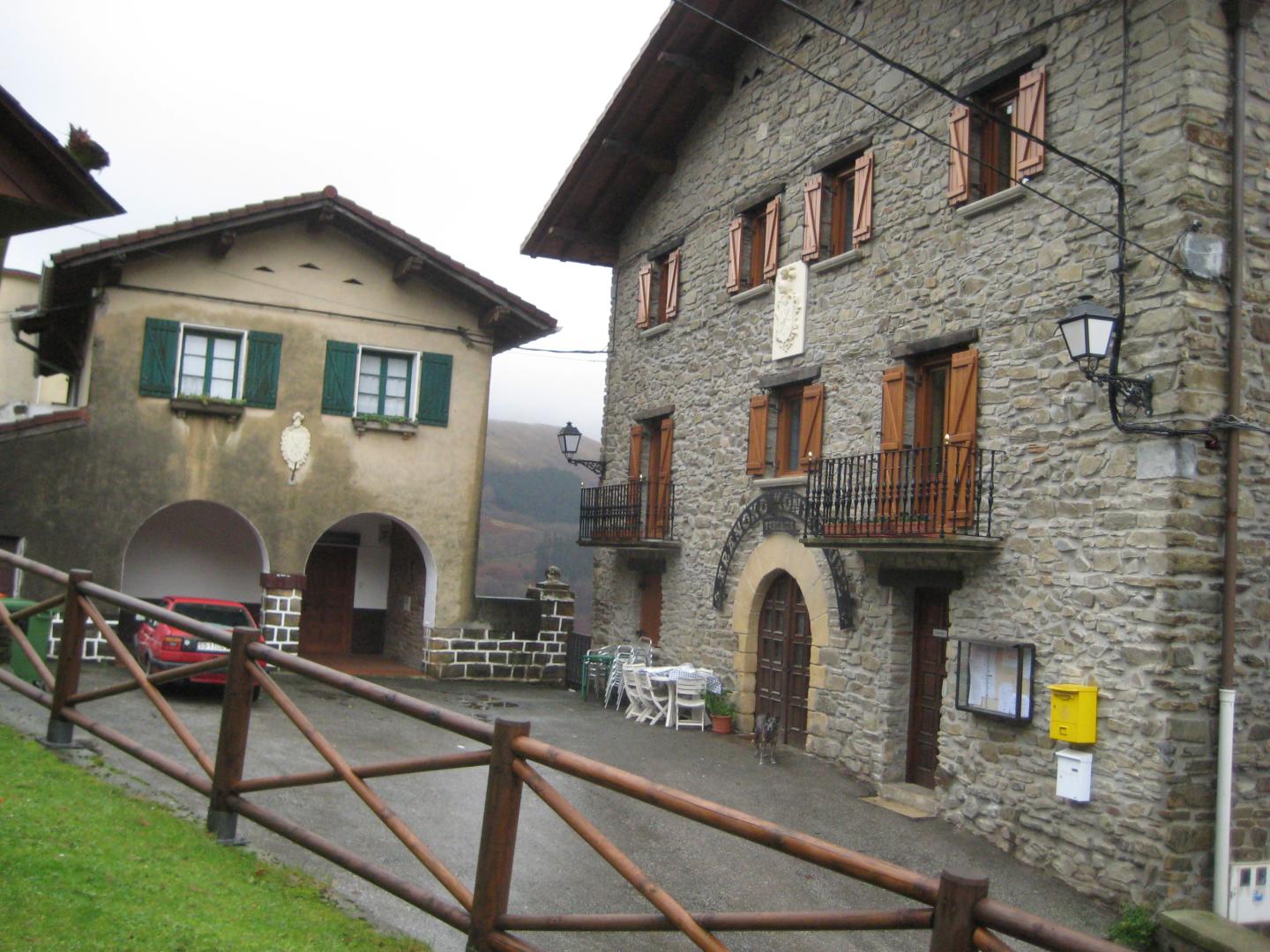 Imagen del ayuntamiento y la posada de Arano.