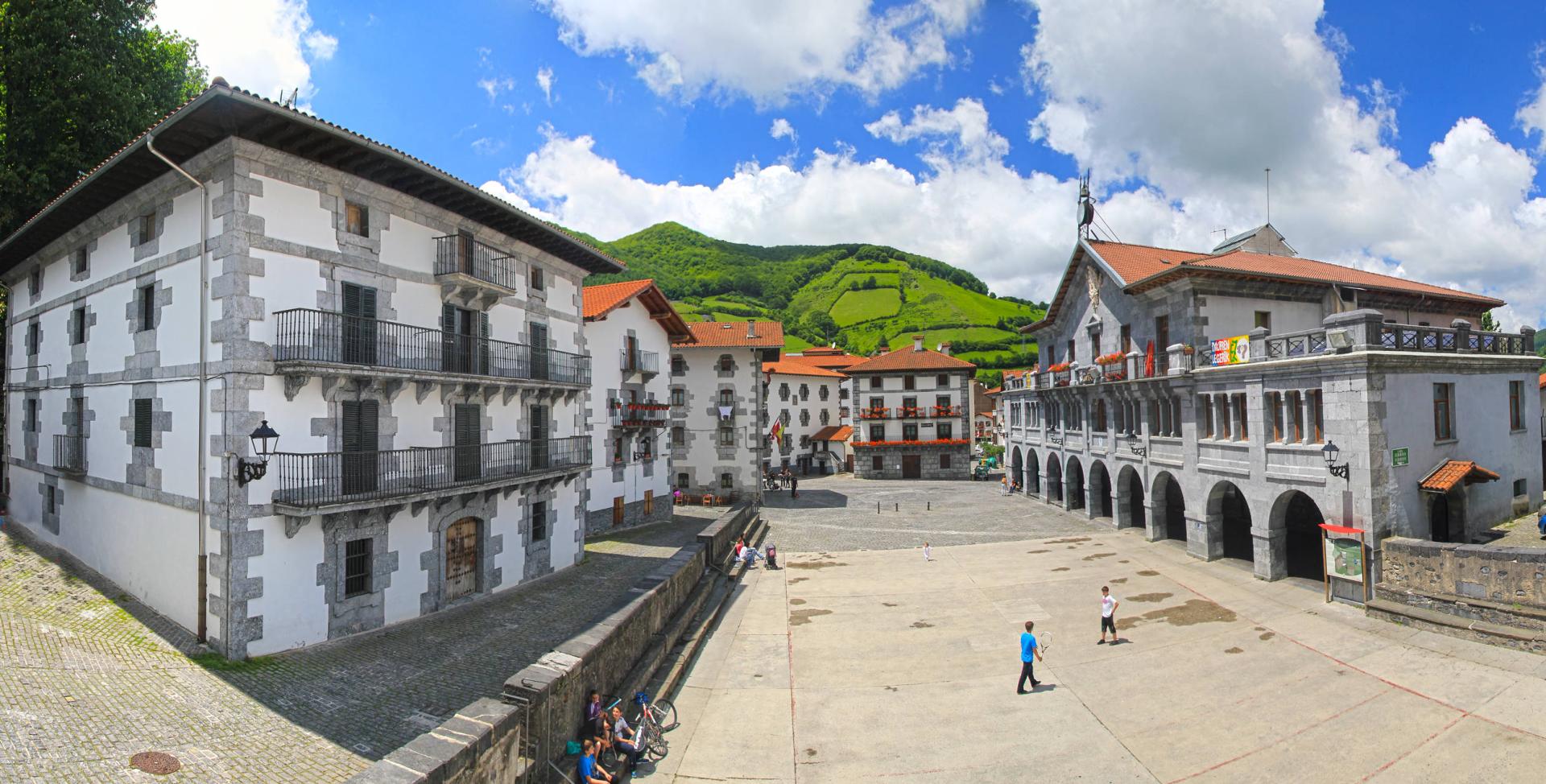Panorámica de la plaza de Leitza sacada desde el muro del frontón, en la que se ve el ayuntamiento a la derecha. PABLO FEO