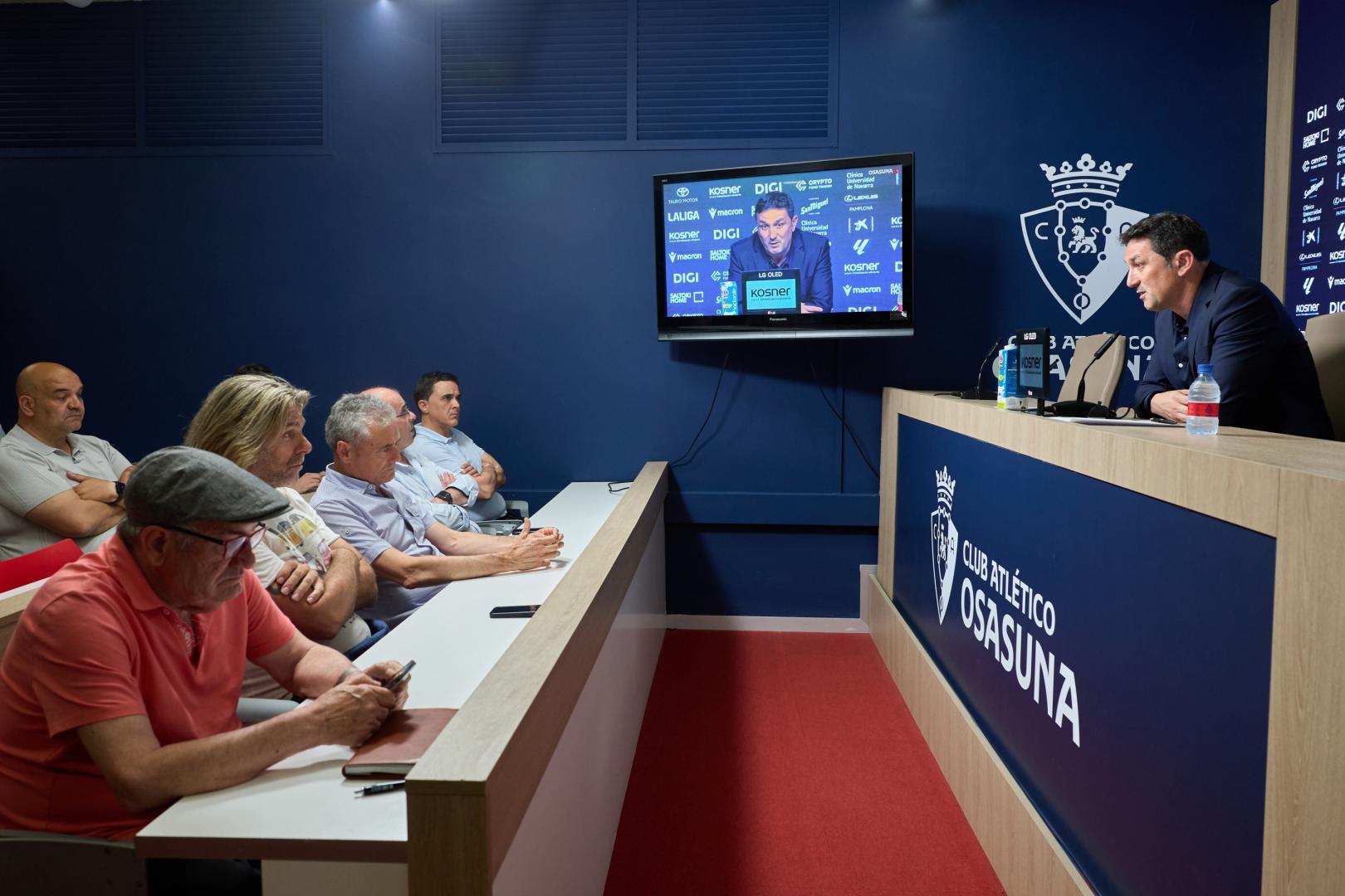 Braulio Vázquez, ante la Junta Directiva y Cata, en la rueda de prensa de balance de temporada.