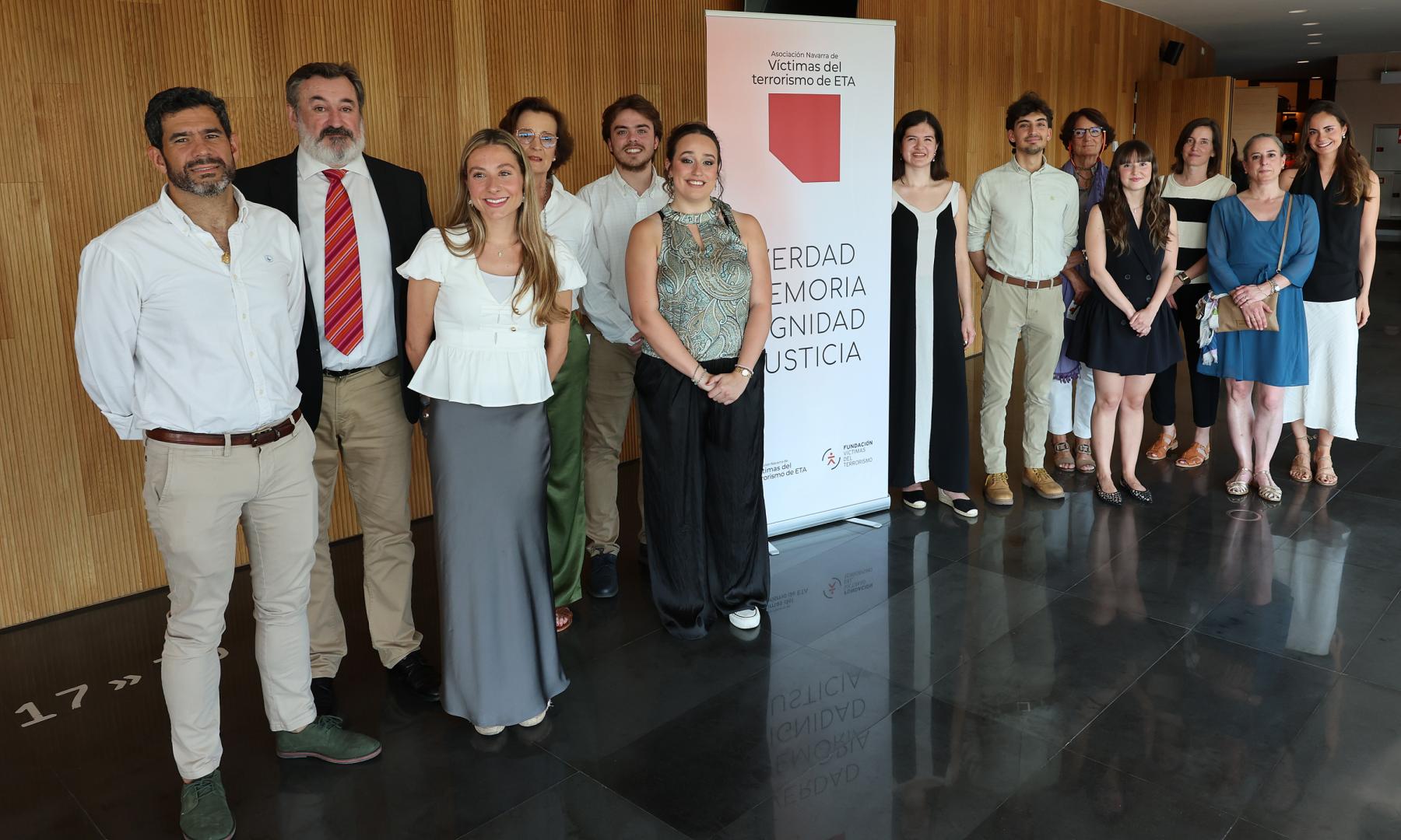 De izda a dcha: Luis Álvarez Atarés (Anvite), José Ignacio Toca (presidente Anvite), Carolina Olívar del Burgo, Pilar Prieto, Leyre Sanz (directora documental), Diego Fernández Tortosa (codirector), Sergio Durán, Aitana Quindimil Odériz (entrevistadora), Paz Prieto (Anvite), Teresa Prieto, Paula Toca Ascunce (nieta Alberto Toca) y Amparo Gaspa García (mujer José Ignacio Toca), en el Museo Universidad de Navarra (MUN).