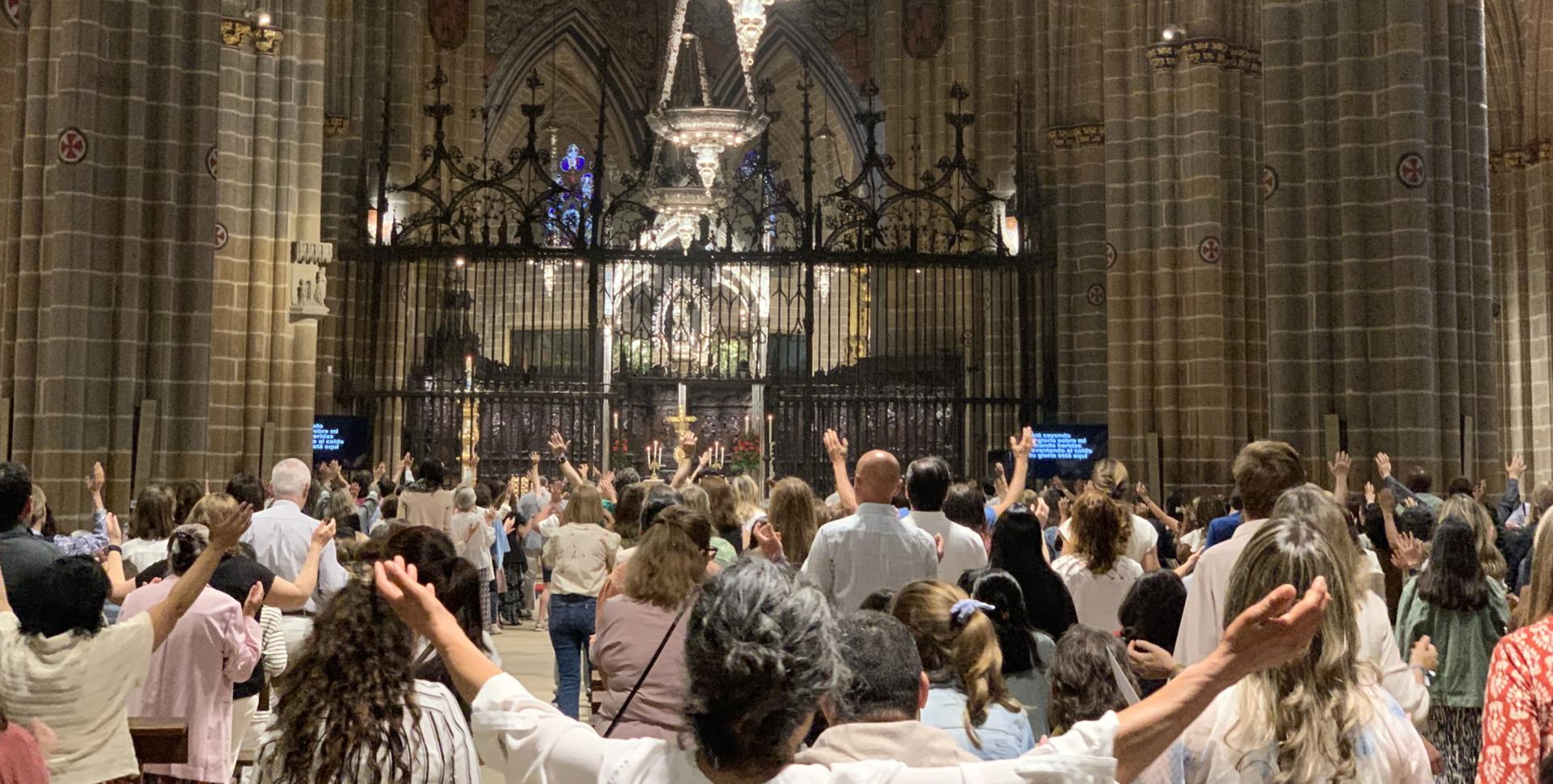 Vigilia de oración de los grupos de la Renovación Carismática Católica en la catedral de Pamplona