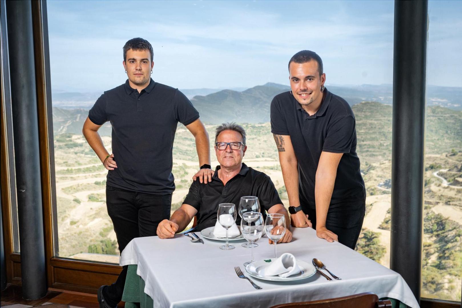 Los nietos de los fundadores, Iñigo y Markos Ibáñez junto con su padre Ismael
