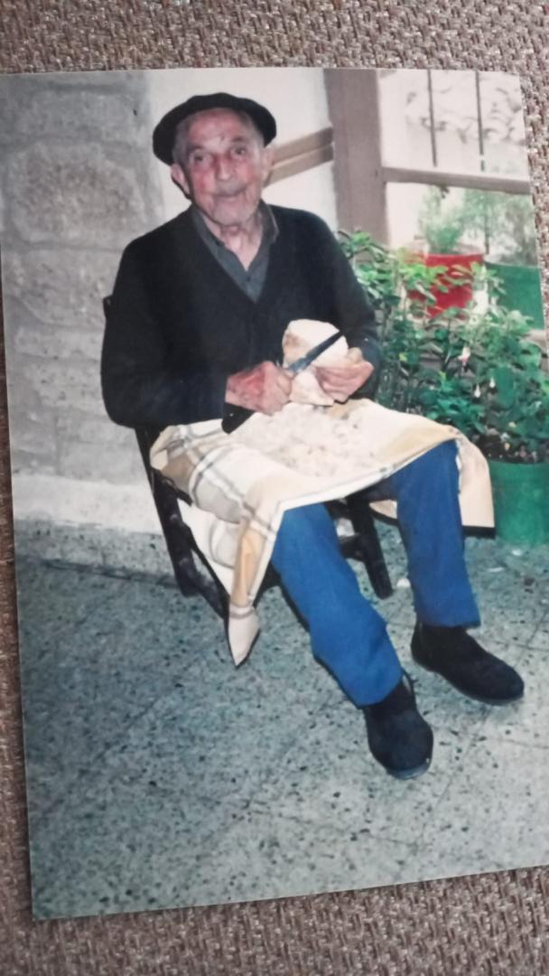 La imagen que demuestra que siempre fue un negocio familiar. El bisabuelo de Markos e Iñigo Ibáñez (que son la tercera generación en encargarse del Mesón), cortando pan para migas