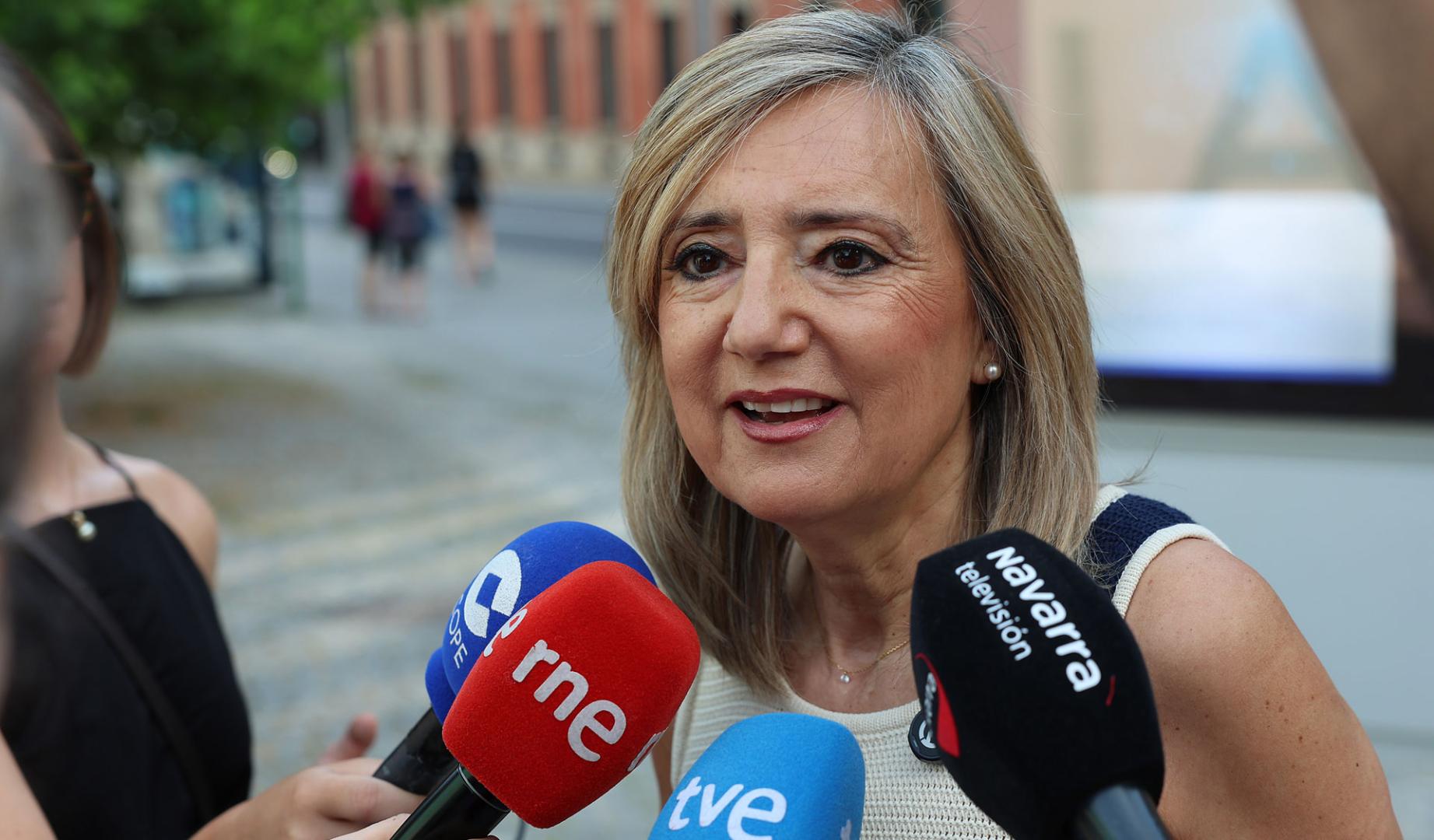 Cristina Ibarrola, presidenta de UPN, comparece ante los periodistas antes de entrar en el Parlamento Foral