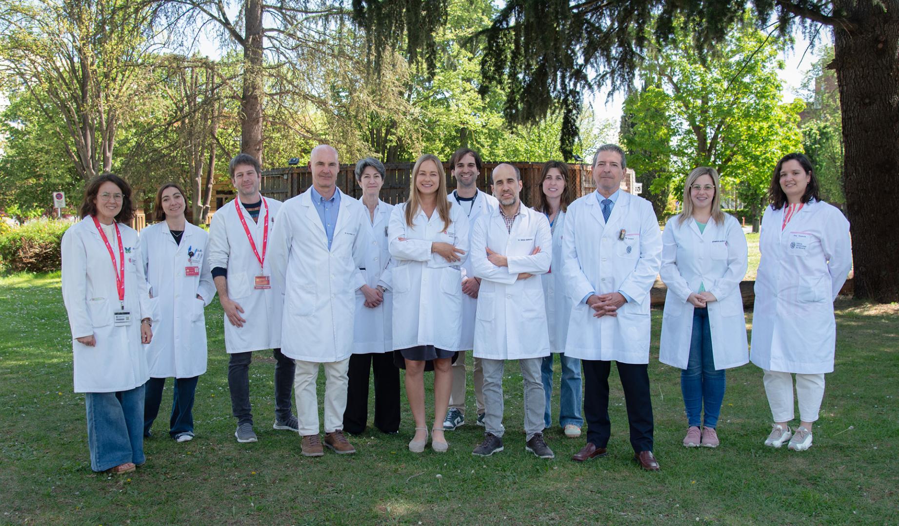 Fila trasera: María Victoria Zelaya Huerta (Anatomía Patológica, HUN), Margarita Illas Pérez-Mosso (Servicio de Ensayos clínicos, Navarrabiomed), Mikel Rico Oses (Oncología Radioterápica, HUN), Marta Moreno Jiménez (Oncología Radioterápica, CUN), Sergio León Valencia (investigador, CIMA), Sonia Flamarique Andueza (Oncología Radioterápica, HUN), Jennifer Barranco Martínez (investigadora, CIMA), Teresa Cuenca Bandín (Radiofísica, CUN). Fila delantera: Alfonso Calvo González (Investigador, CIMA), Paola Anna Jablonska (Oncología Radioterápica, HUN), Diego Serrano Tejero (Investigador, CIMA), Javier Aristu Mendióroz (CUN).