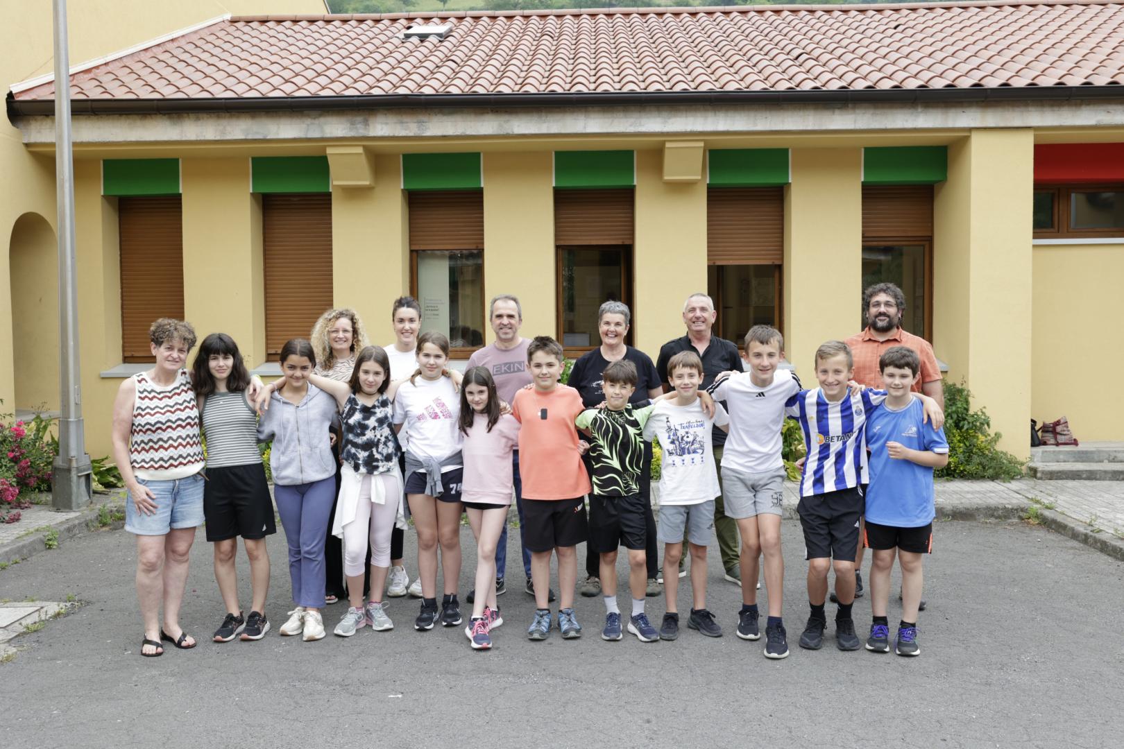 Los jóvenes participantes y responsables del centro escolar de Goizueta, junto a representantes del Servicios de Residuos del Gobierno foral