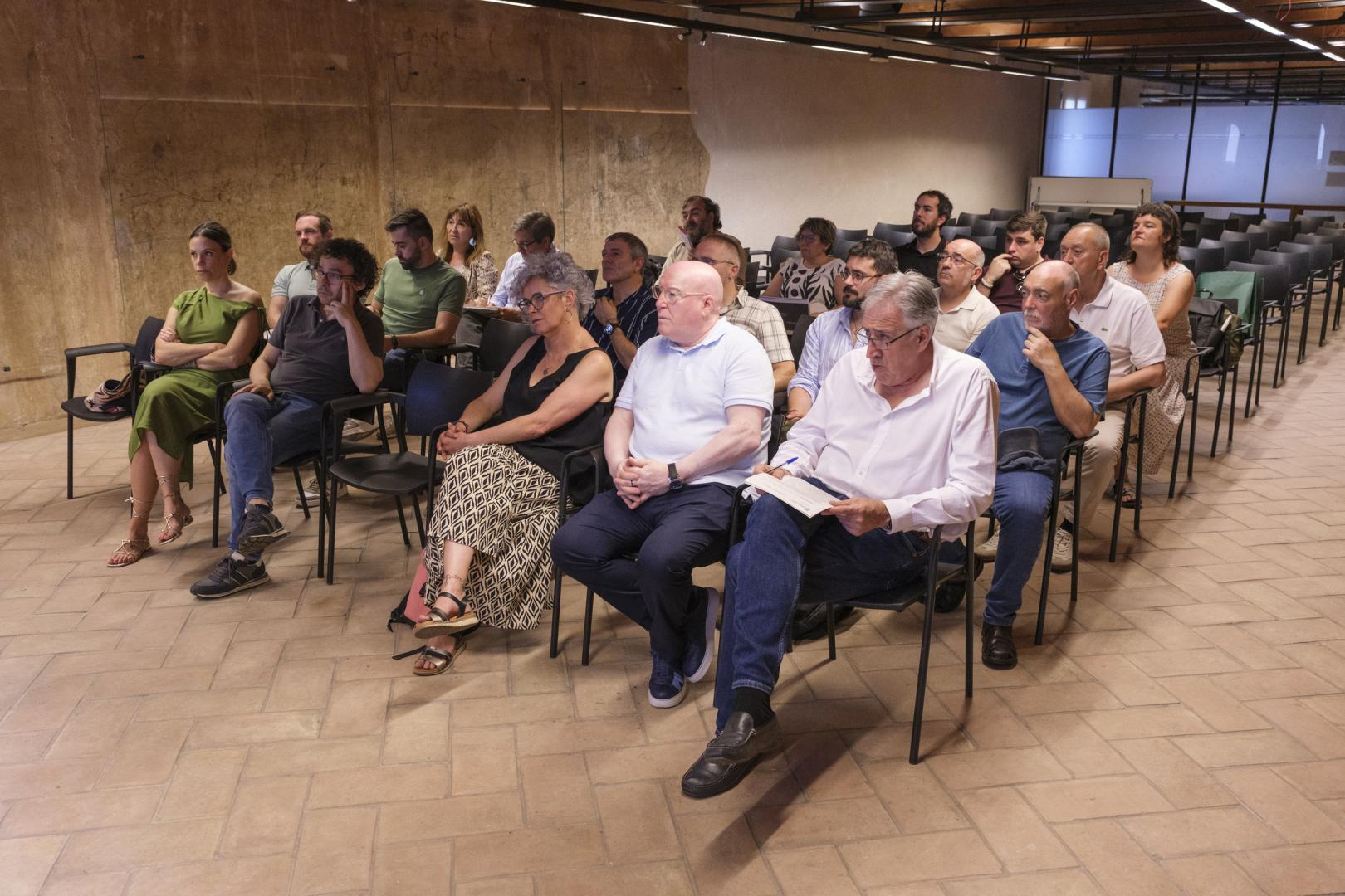 Asiron, junto a vecinos e Erripagaña, en el acto donde se ha dado a conocer la encuesta