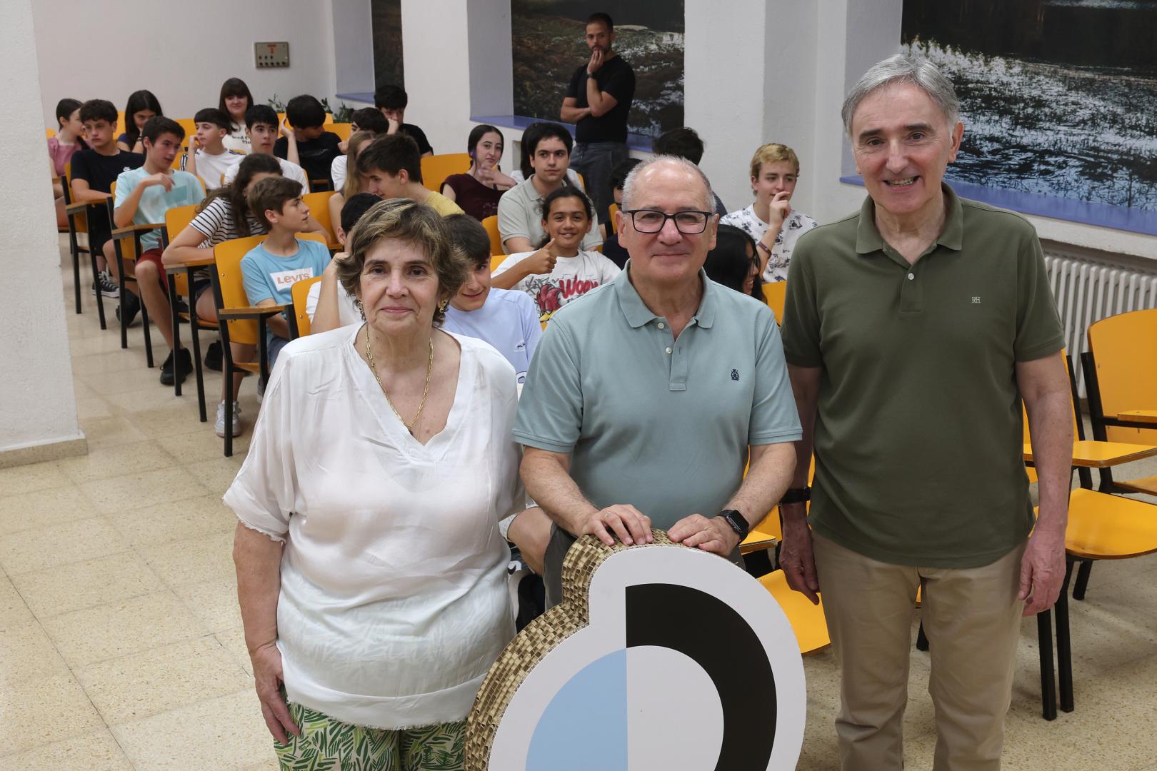 Montserrat Port, Ramón Poza y Jose Murugarren, en el foro sobre envejecimiento, en el colegio Claret Larraona, con alumnos de 3º de ESO.