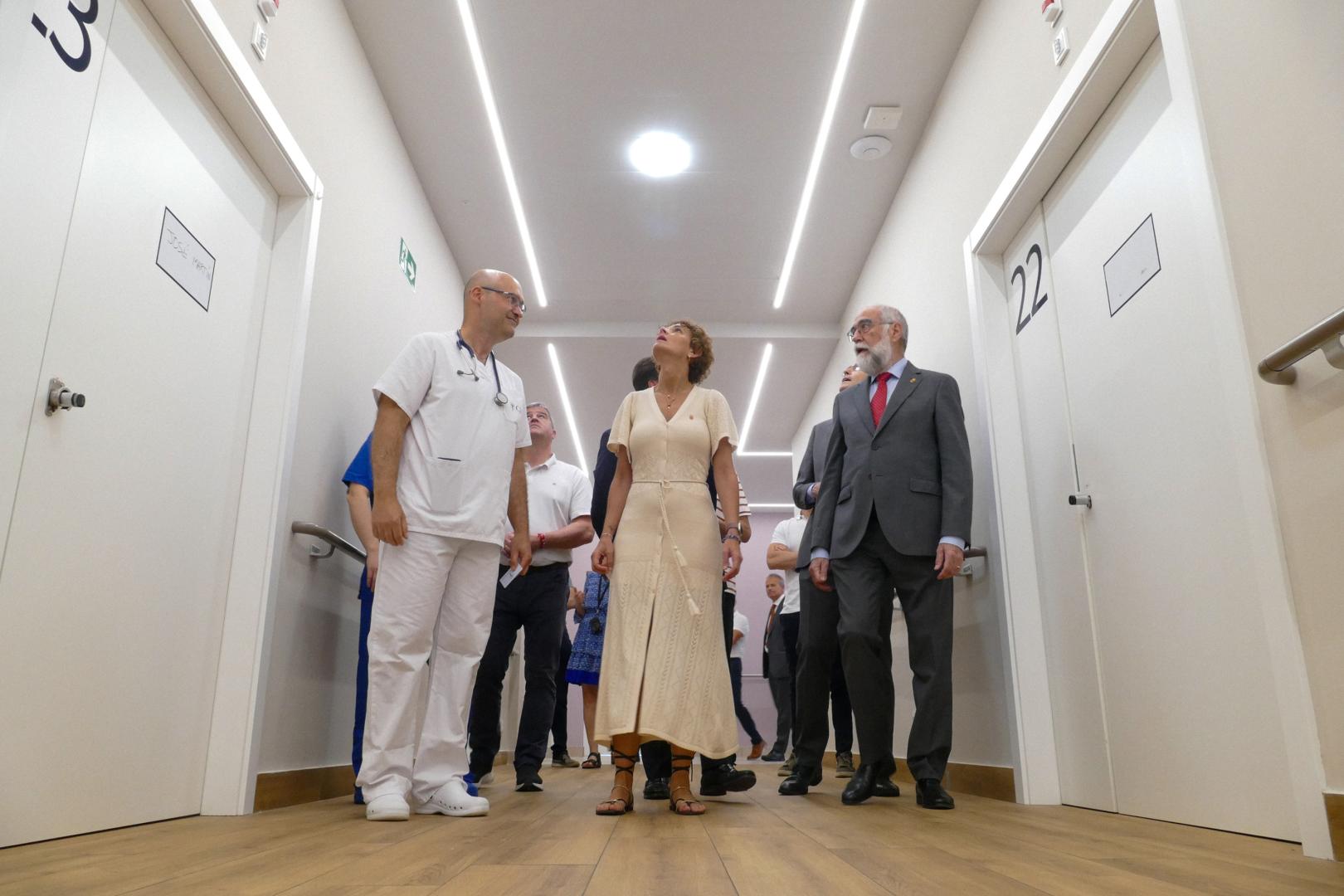 La presidenta del Gobierno foral, María Chivite, acompañada del consejero de Salud, Fernando Domínguez, en su visita a la Clínica Josefina Arregui.