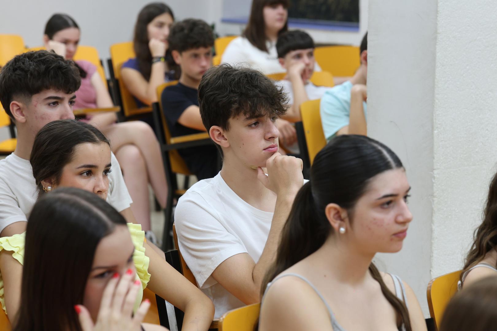 Alumnos de tercero de la ESO del colegio Claret Larraona, durante el foro de envejecimiento organizado por Diario de Navarra.