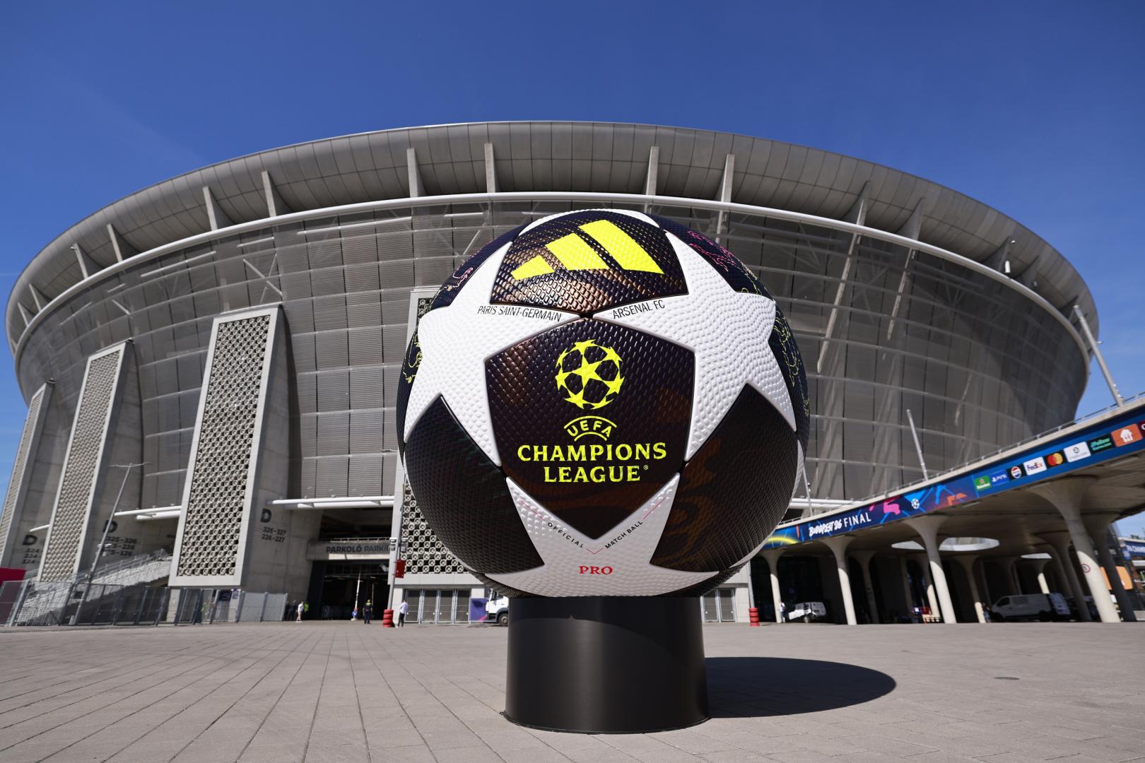 Un balón gigante, delante del estadio Puskas Arena de Budapest, donde este sábado se celebra la final de la Champions League