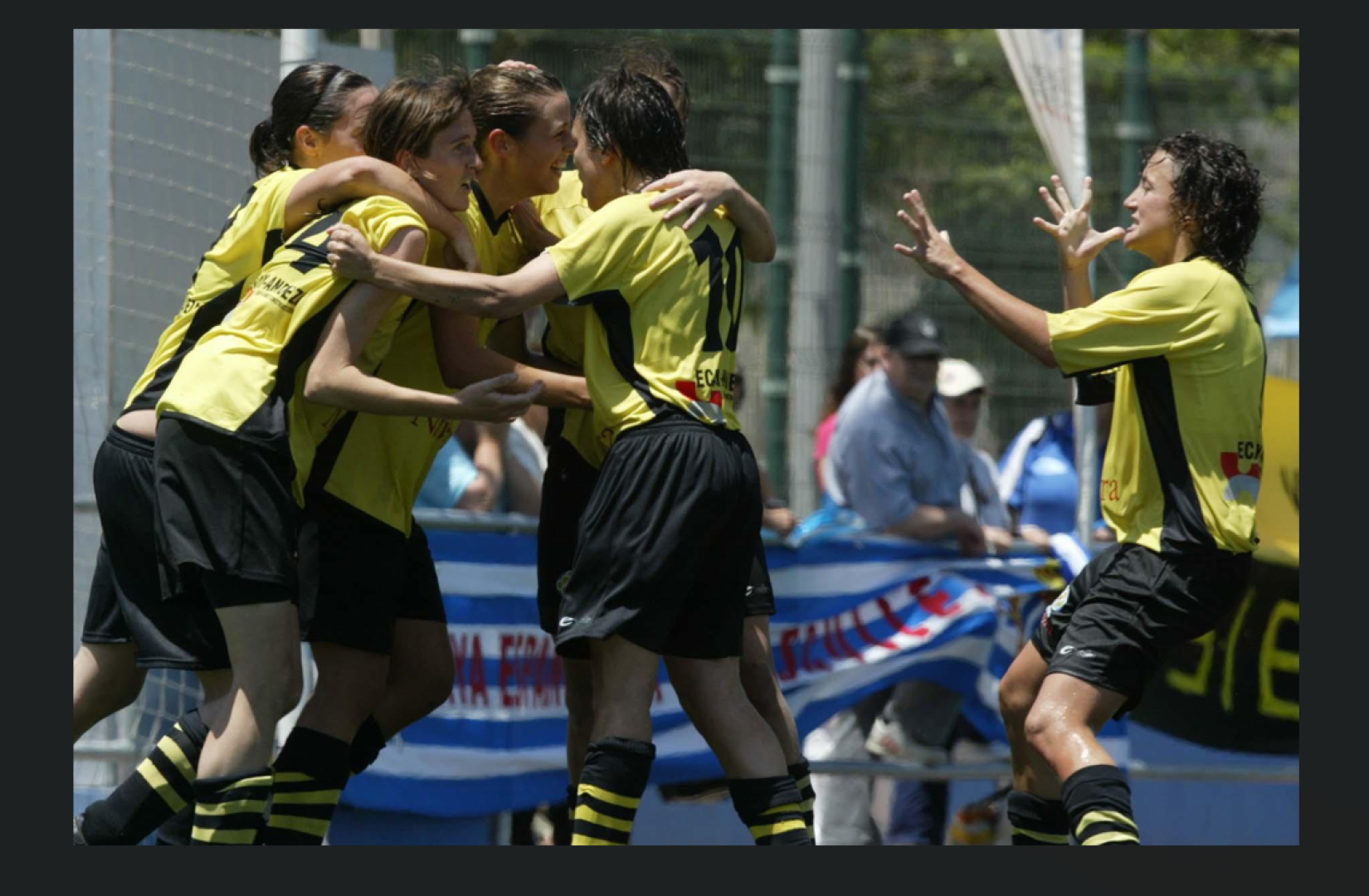 Las jugadoras de Lagunak celebran uno de sus goles en la final de la Copa de la Reina de 2006