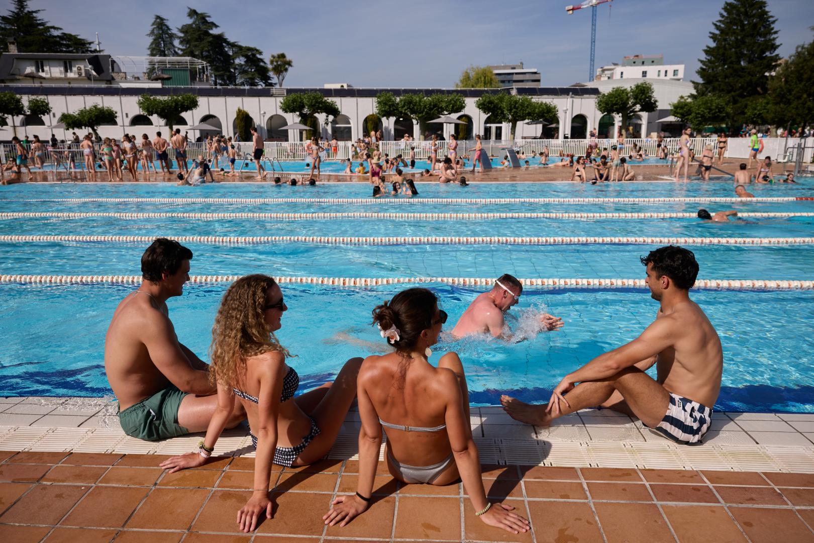Imagen de la piscina del Club de Tenis el viernes 29 de mayo. Varios jóvenes charlan mientras se refrescan en un borde de la piscina