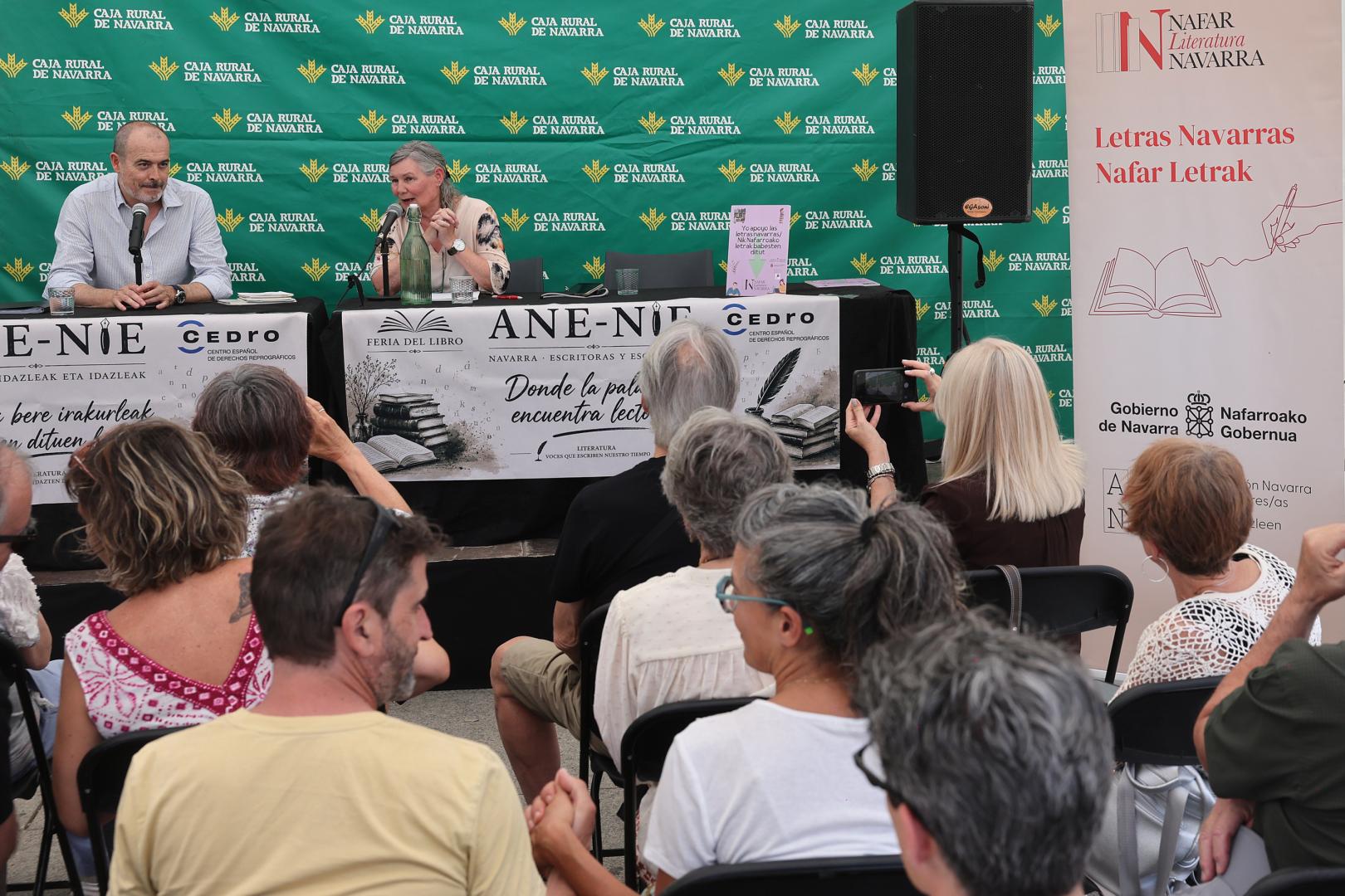 Santiago Elso, junto a Lucía Otero, ayer en el homenaje que recibió por parte de la Asociación de Escritores de Navarra