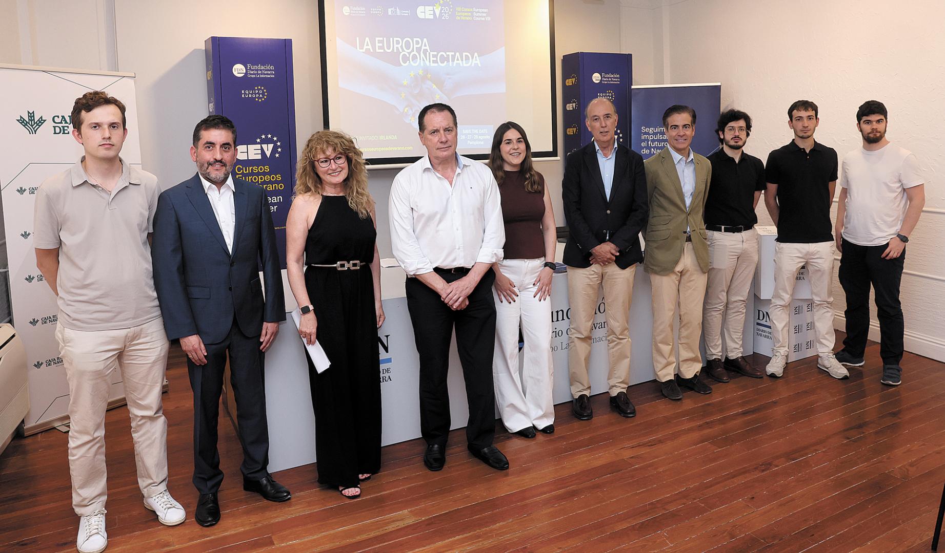 Javier Larequi (Equipo Europa), Jorge Martín de Castro (Grupo 9 Universidades), Belén Galindo (Diario de Navarra), Juan Mari Ayechu (Acción Social de Caja Rural de Navarra), Iria Jurío (presidenta de Equipo Europa Navarra), Alfonso Bañón (presidente de la Fundación Diario de Navarra), Pablo Zalba (comisario de los CEV), Miguel Rodríguez Cuevas (Equipo Europa), Aitor Ortigosa (Equipo Europa) y Erik Muguerza (Equipo Europa) en la presentación de la VIII edición de los Cursos Europeos de Verano.