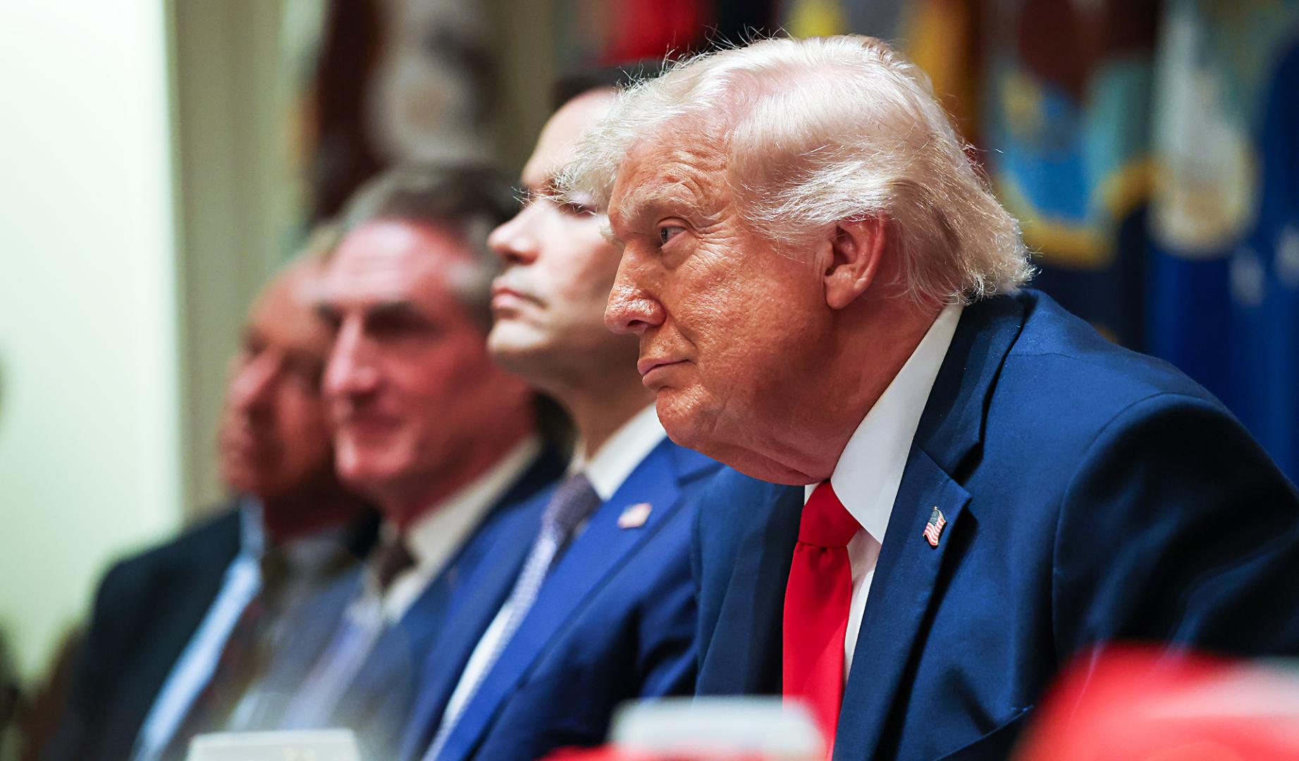 Donald Trump escucha durante una reunión en la Casa Blanca