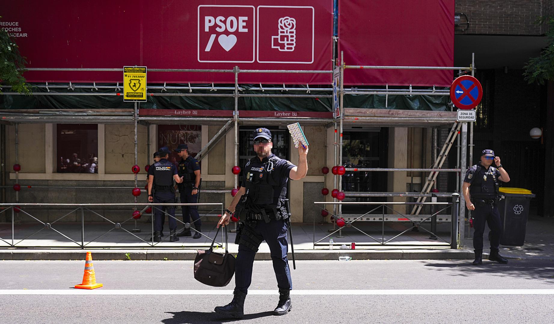 Agentes de la Unidad Central Operativa (UCO) de la Guardia Civil durante el registro en la sede del PSOE en la calle Ferraz de Madrid