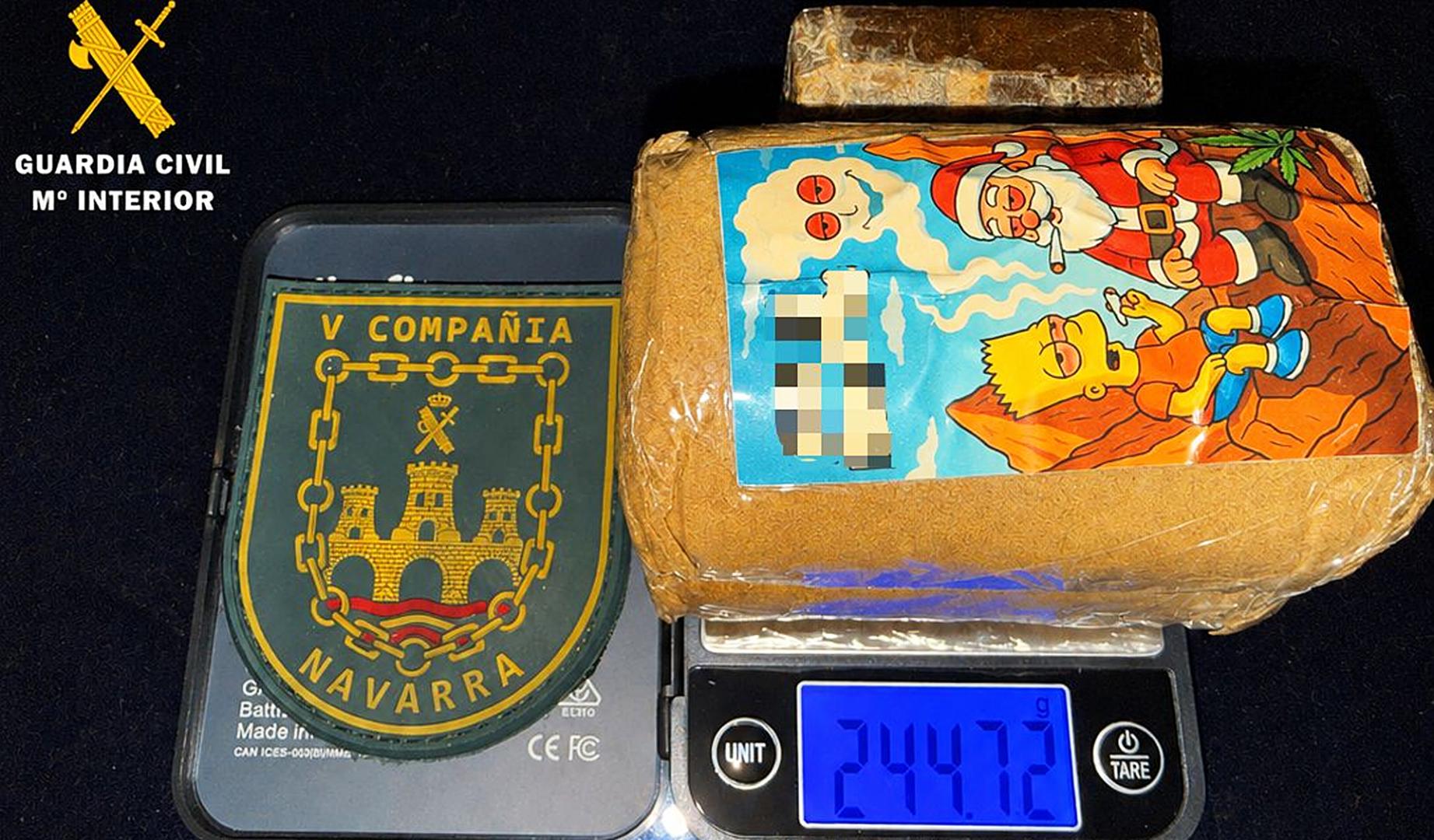 Paquete con los 200 gramos pasados de hachís incautados al detenido por la Guardia Civil