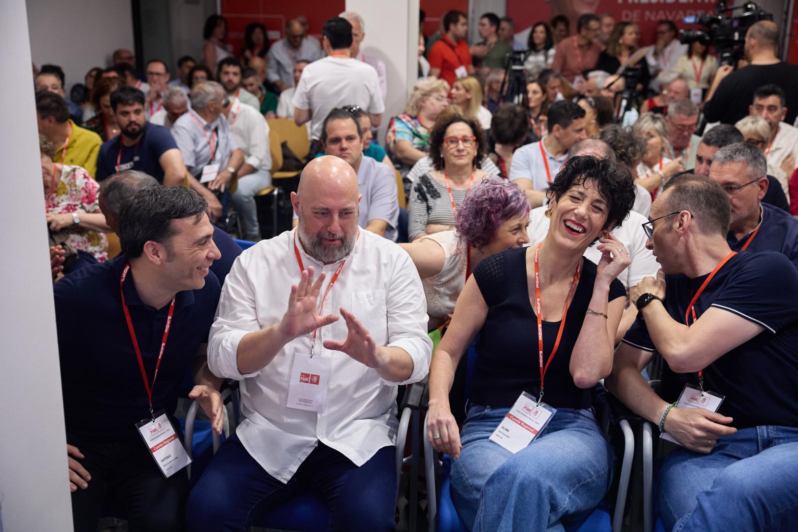 La ministra Elma Saiz, entre los dirigentes y cargos socialistas que han acudido hoy al comité regional del partido