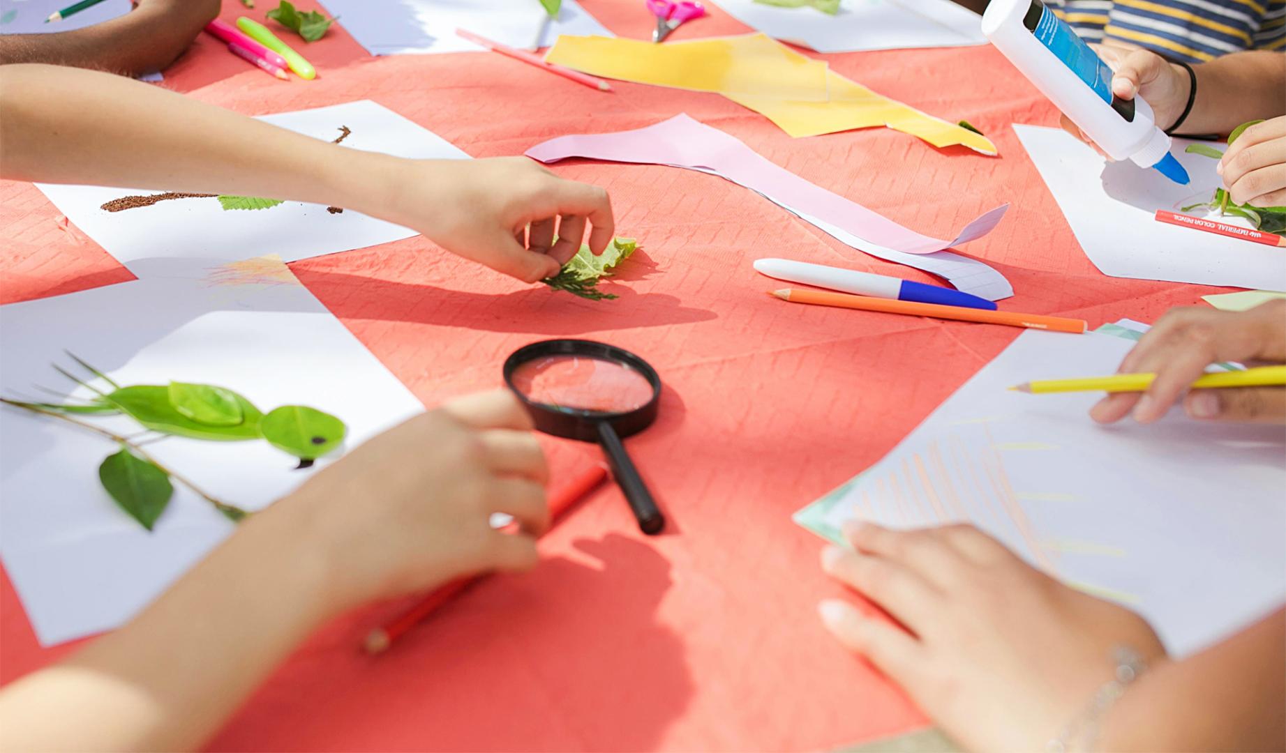 Varios niños realizan manualidades en una actividad