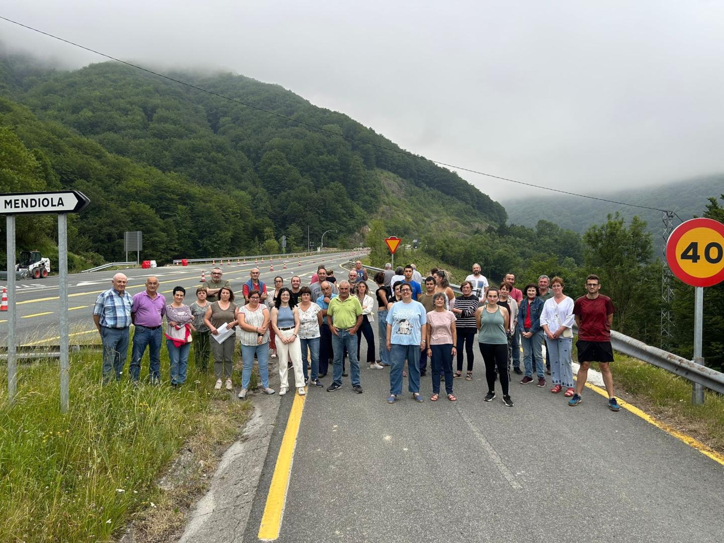 Imagen de la protesta llevada a cabo por vecinos de Almandoz en el acceso a la N-121-A de Mendiola.
