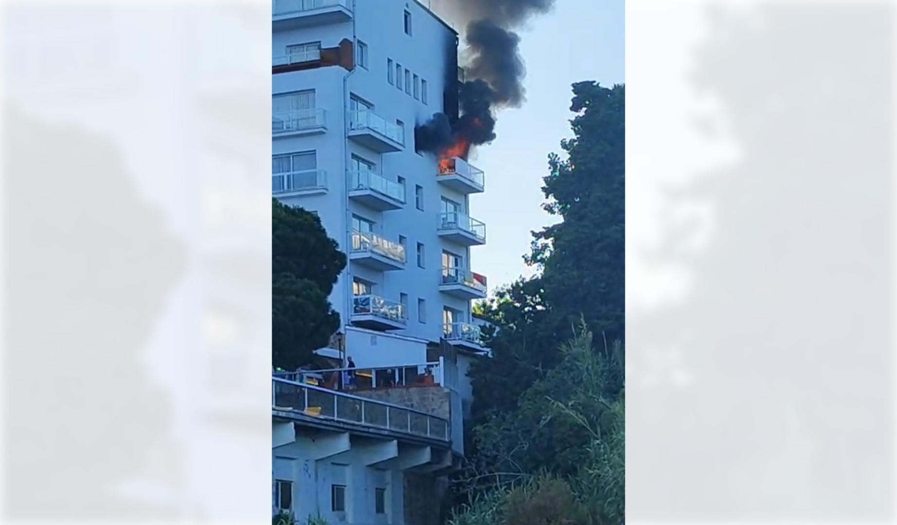 La autora de la grabación comenta cómo el fuego afecta a una de las plantas superiores del establecimiento en el que estaban alojados vecinos de Villatuerta.