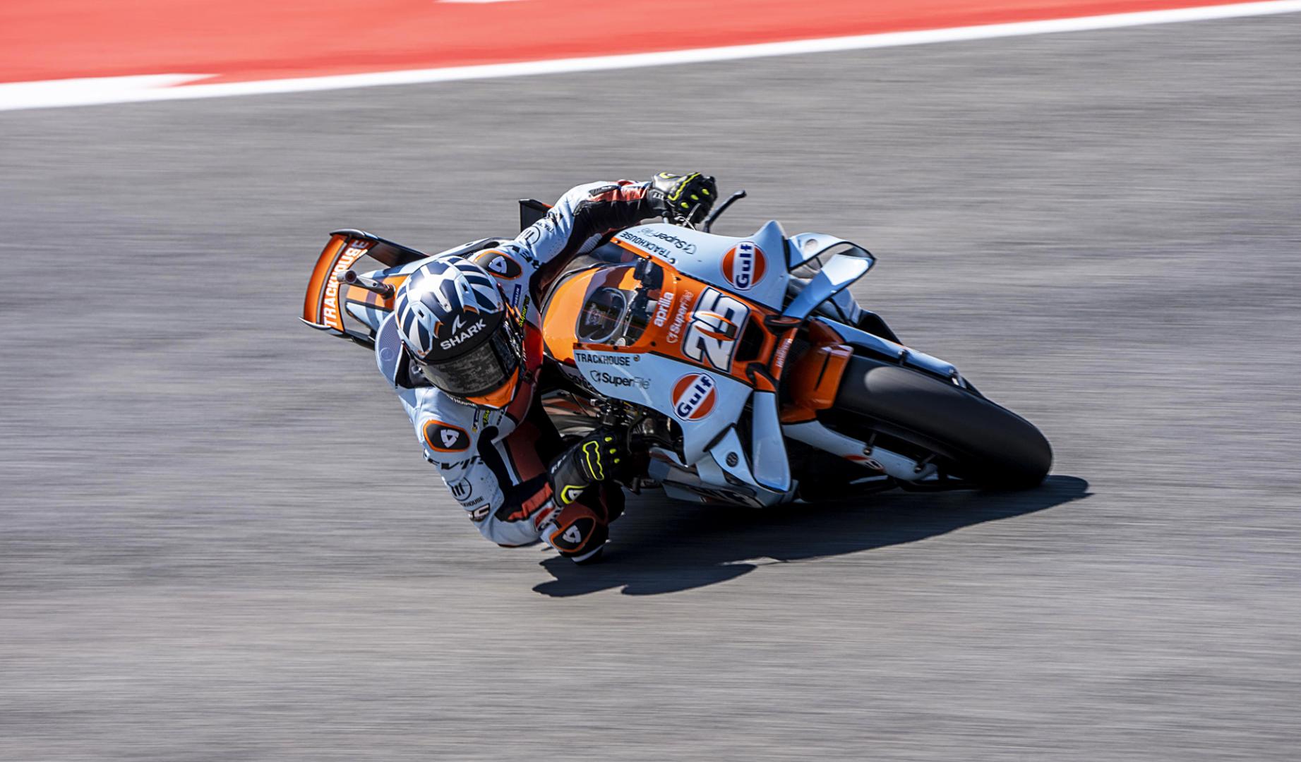 El español Raul Fernandez pilota su Aprilia RS-GP sobre el asfalto de Mugello durante la carrera al 'sprint' del GP de Italia 2026