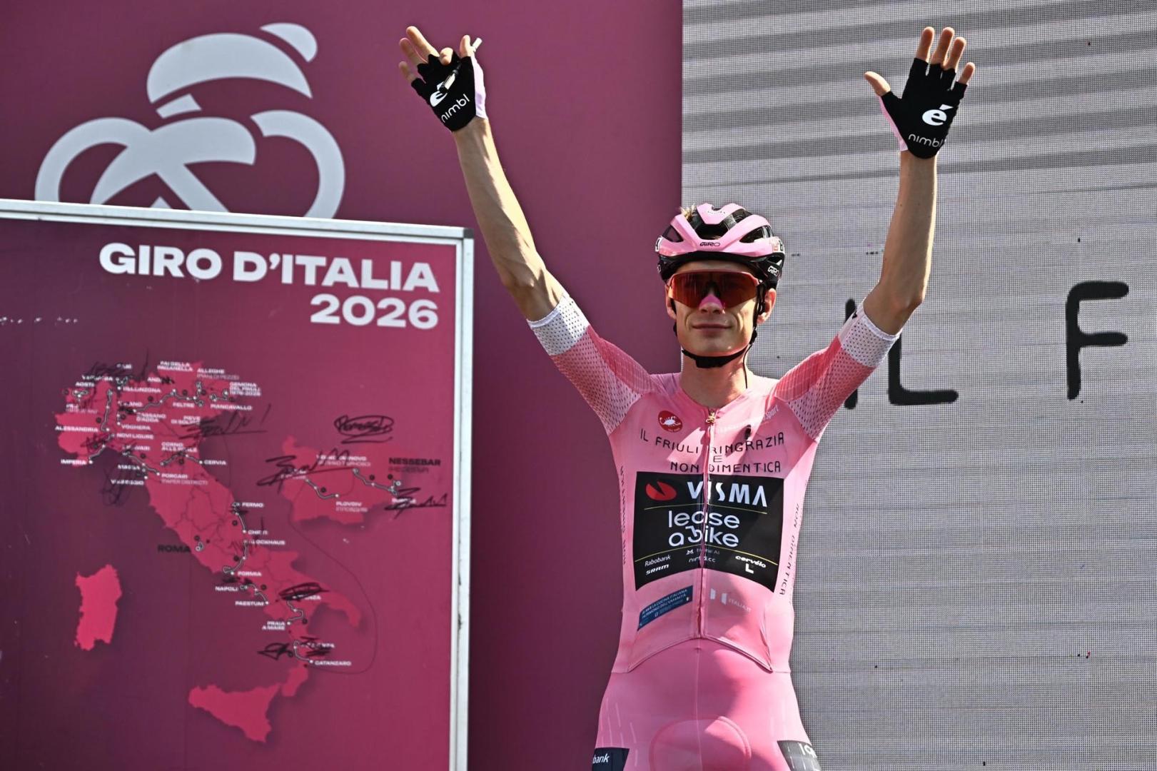 Vingegaard saluda a los aficionados antes de comenzar la 20ª etapa del Giro 2026