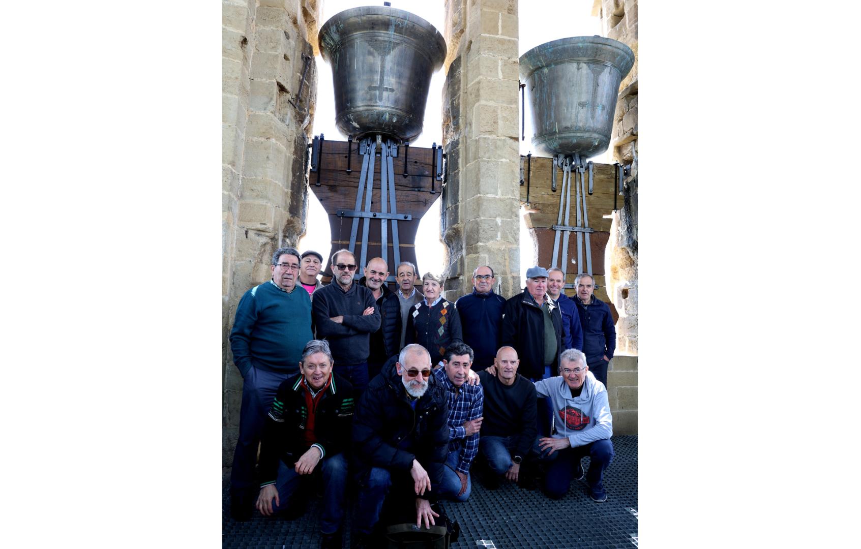 Los bandeadores de Artajona que acudieron el pasado día de San Isidro al campanario de San Saturnino en Artajona. Suman en torno a veinte los que suelen acudir en función del día. Son necesarias tres personas en cada campana y se van turnando