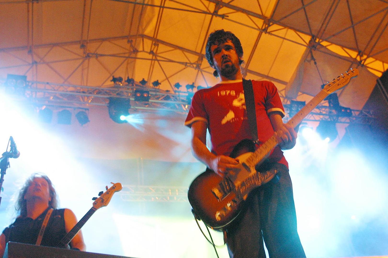 El líder de Berri Txarrak, Gorka Urbizu, durante el concierto que la banda ofreció en la plaza de los Fueros en los Sanfermines de 2006