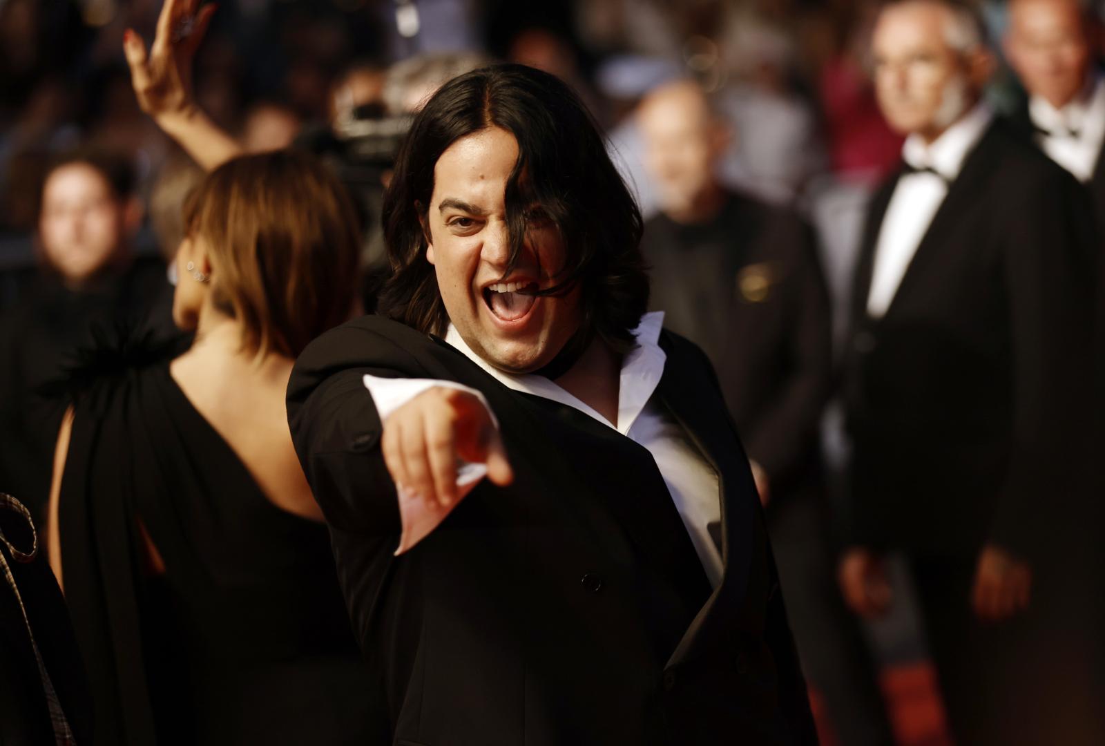 Carlos González gesticula a la salida del pase de 'La bola negra' en el Festival de Cannes