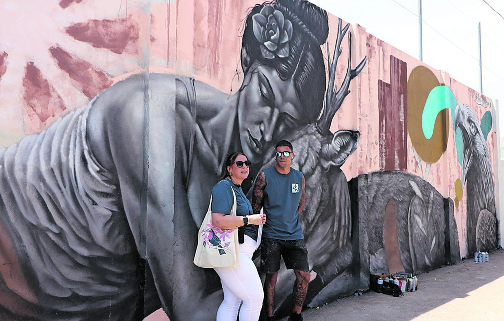 Ibai Andueza con su mural ‘Amalur’ dedicado a vecindario y visitantes