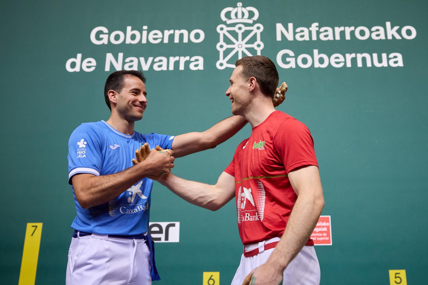 Darío Gómez e Iñaki Artola se saludan en el Navarra Arena después de la elección de material para la final del Manomanista. Ambos aspiran a su primera txapela