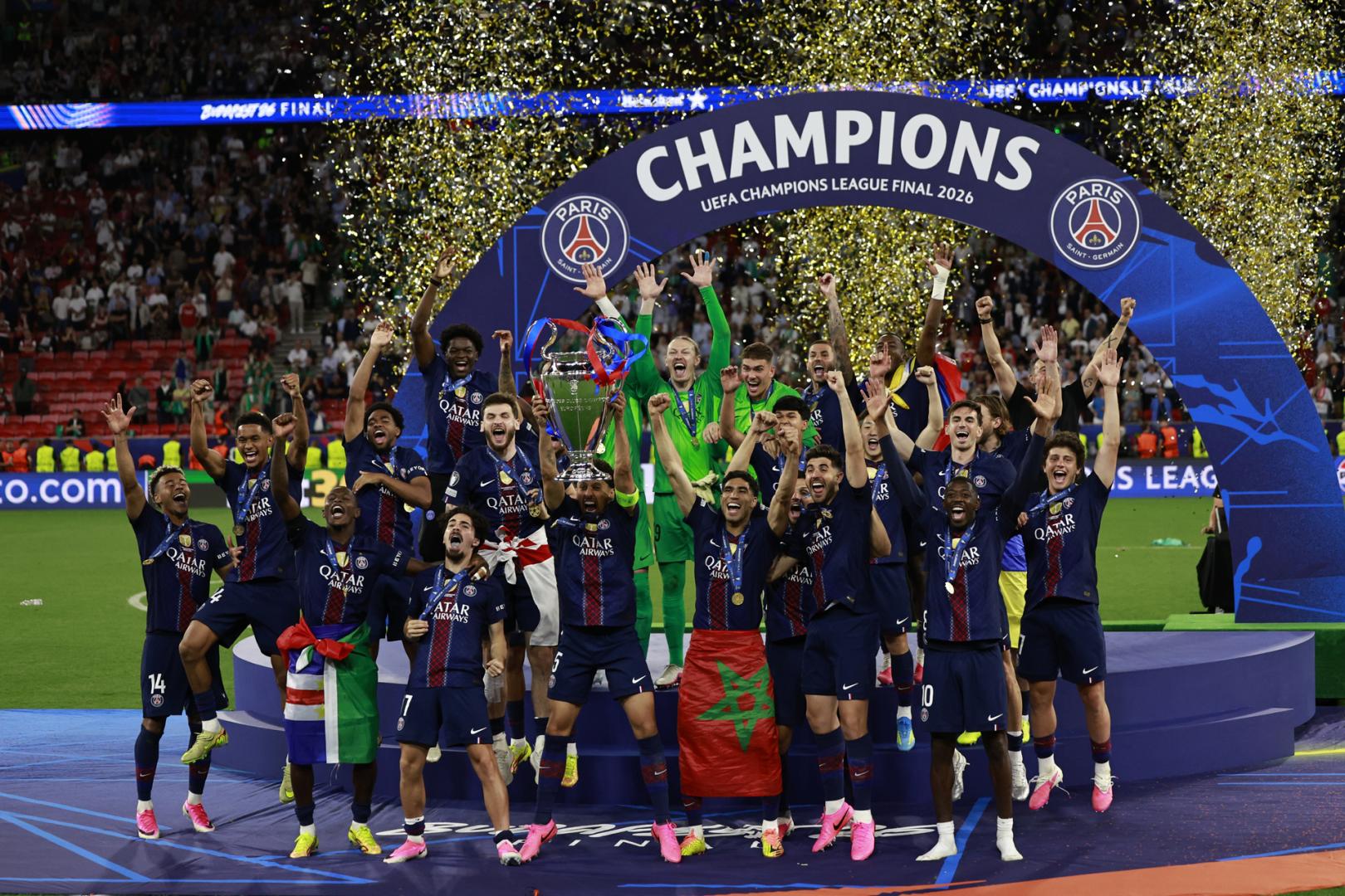 Los jugadores del PSG levantan la 'orejona' como campeones de la Champions