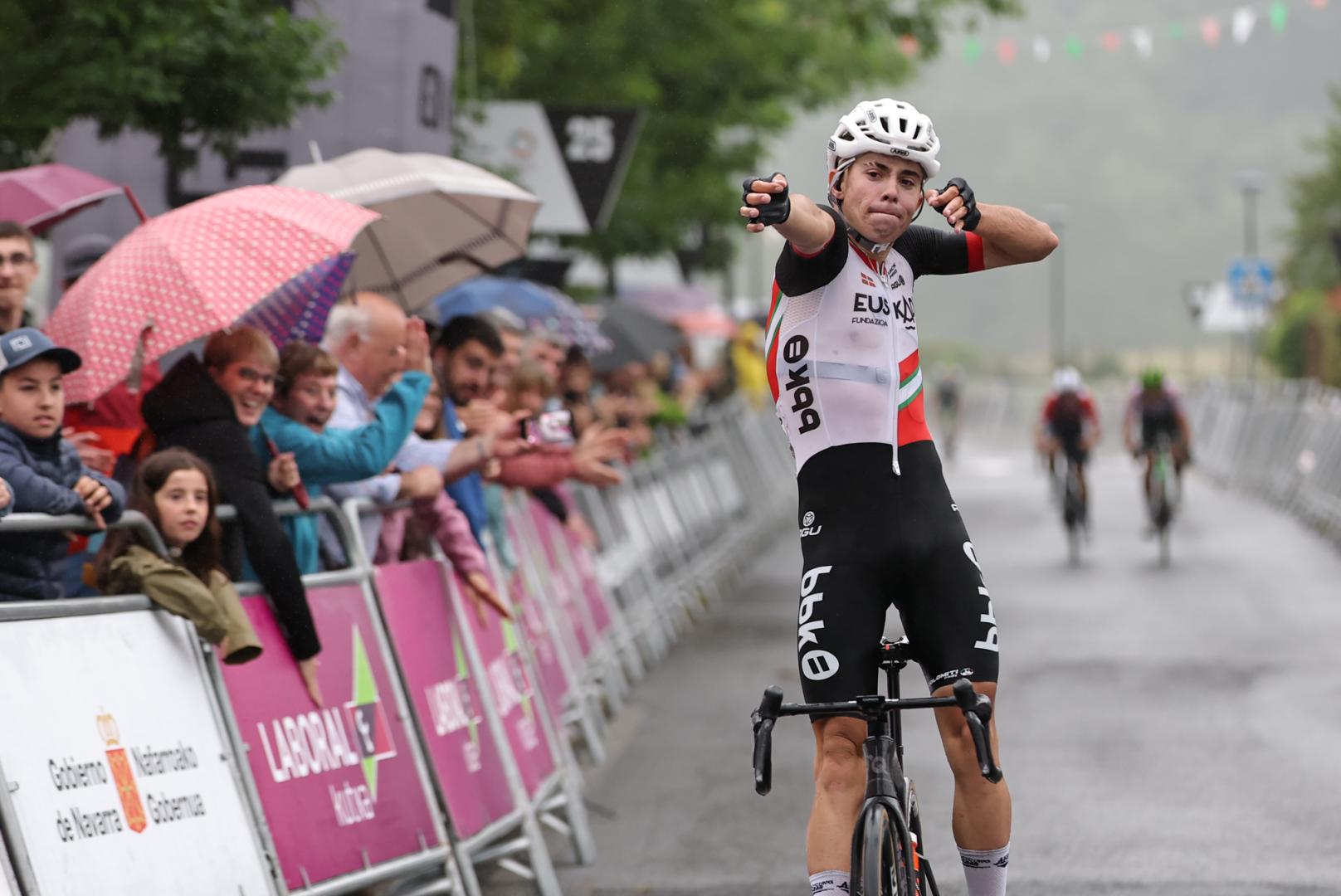Marco Martín (BBK-Euskadi) celebra el triunfo en la meta de Urdax/Urdazubi. Adrià Regada (Caja Rural-Alea) y Aimar Tadeo (Equipo Cortizo) llegan justo detrás