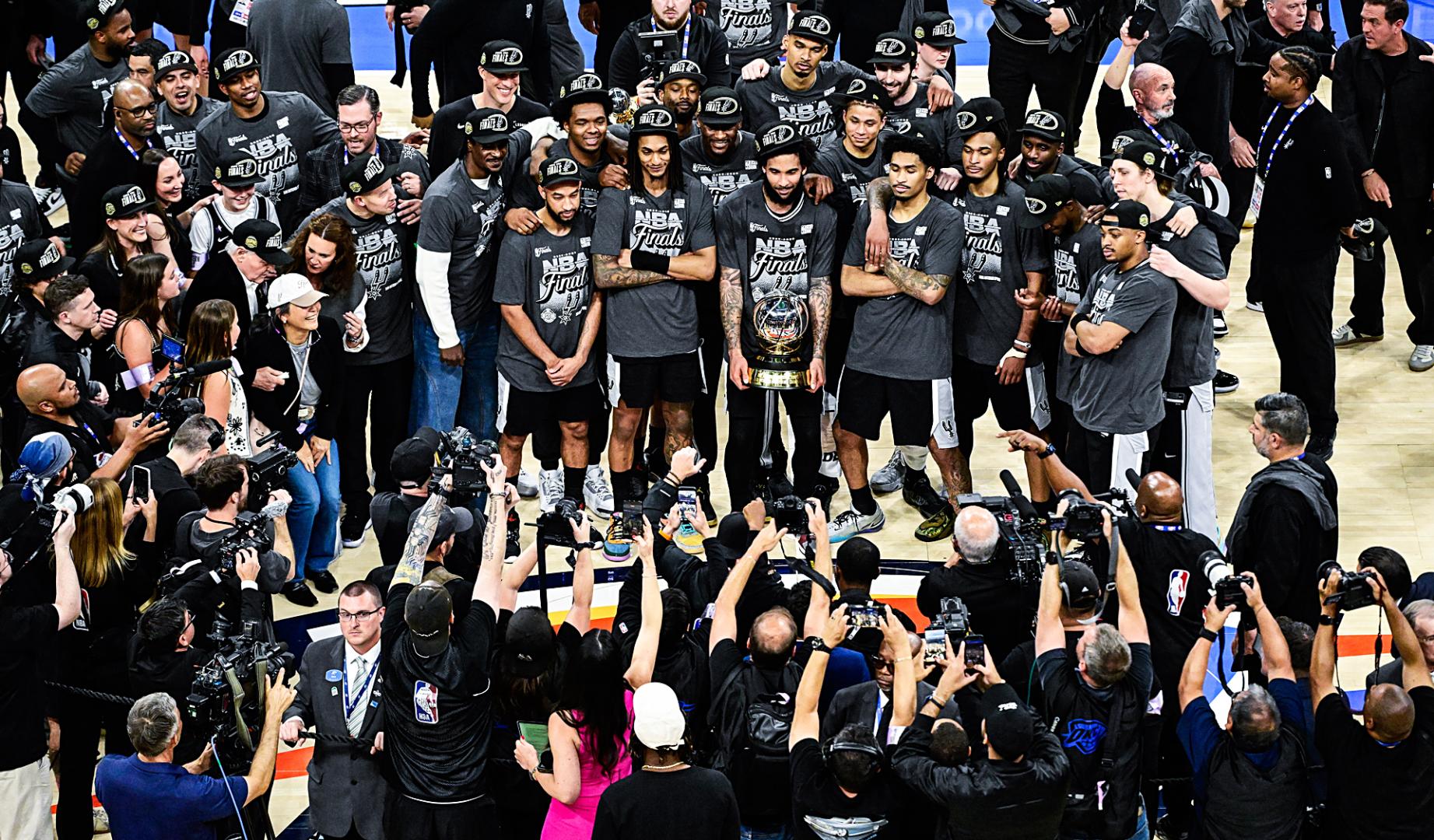 Los jugadores de San Antonio Spurs posan con el trofeo de campeones del Oeste tras ganar a los Thunder y convertirse en finalistas de la NBA