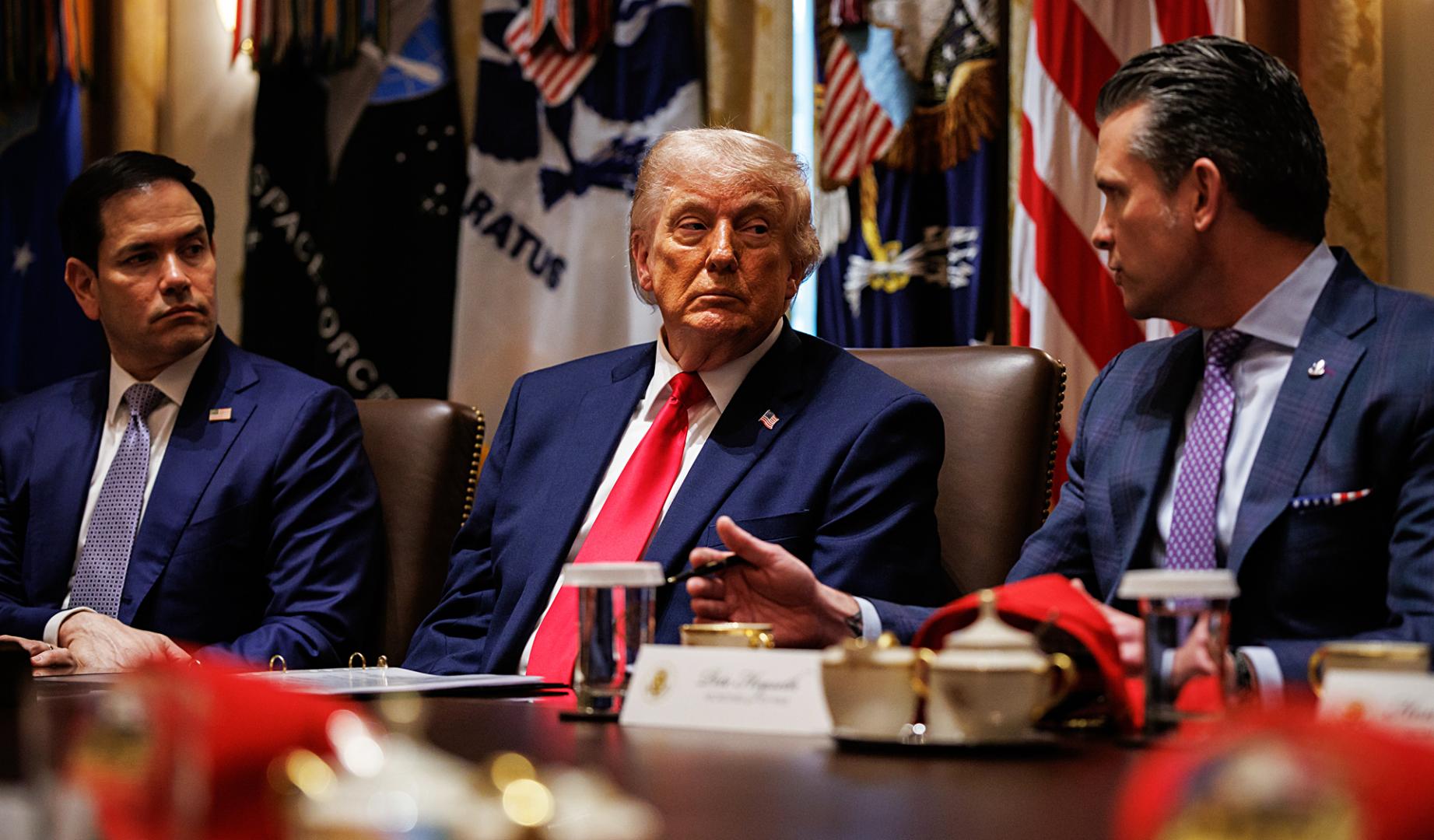 El presidente norteamericano Donald Trump (centro) y el secretario de Estado Marco Rubio (izda.) escuchan al secretario de Defensa Pete Hegseth durante una reunión anterior