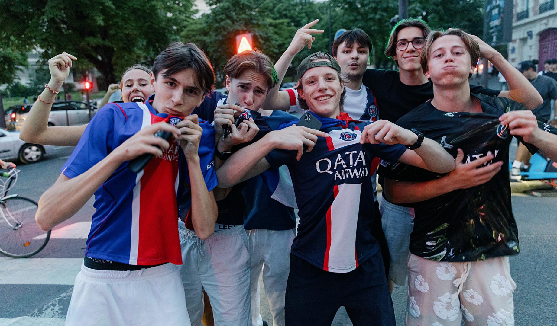Un grupo de jóvenes celebra el triunfo del PSG por las calles de París