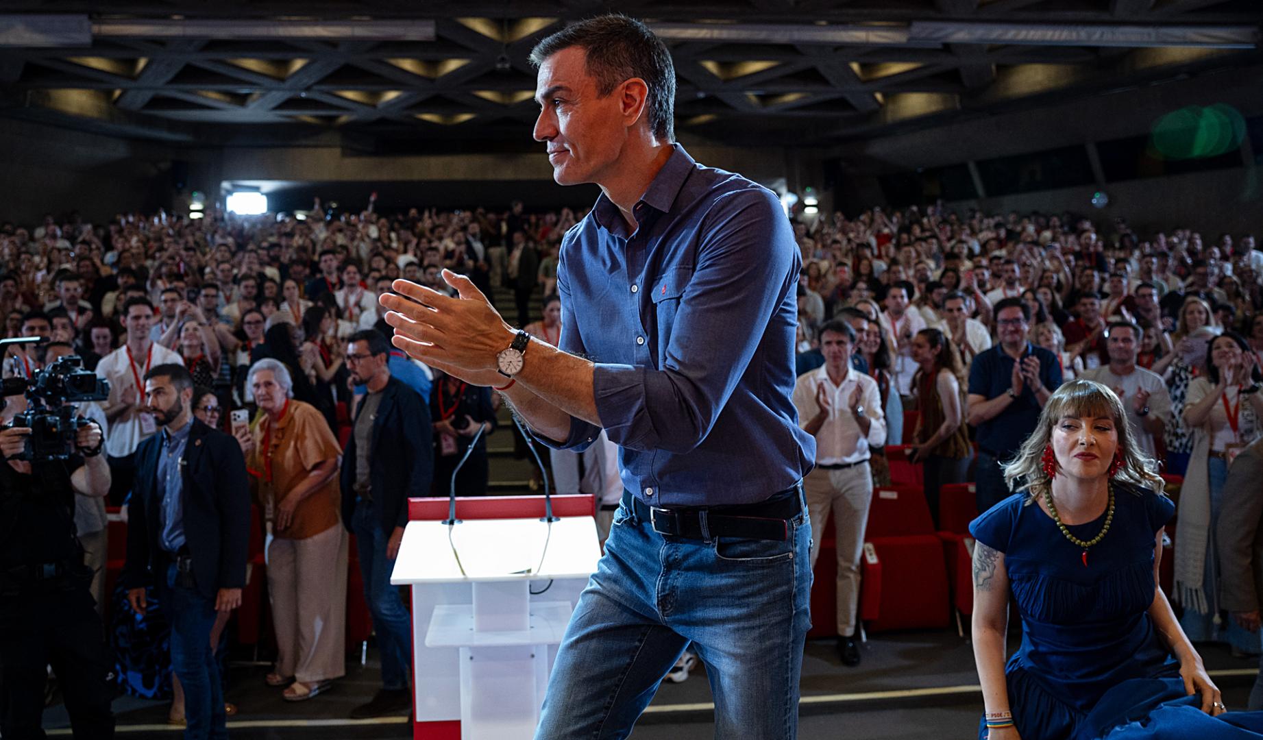 El presidente del Gobierno y secretario general del PSOE, Pedro Sánchez, acompañado por la secretaria general electa de Juventudes Socialistas de España, Aránzazu Figueroa, durante su participación en la clausura del 27ª Congreso de JSE