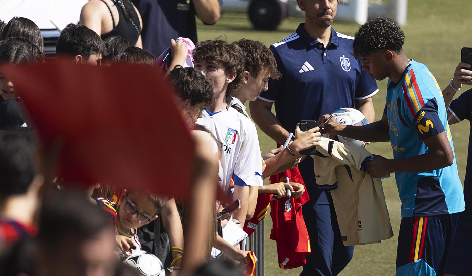 El delantero de la selección española de fútbol Lamine Yamal firma autógrafos antes del entrenamiento en la Ciudad del Fútbol en Las Rozas, Madrid