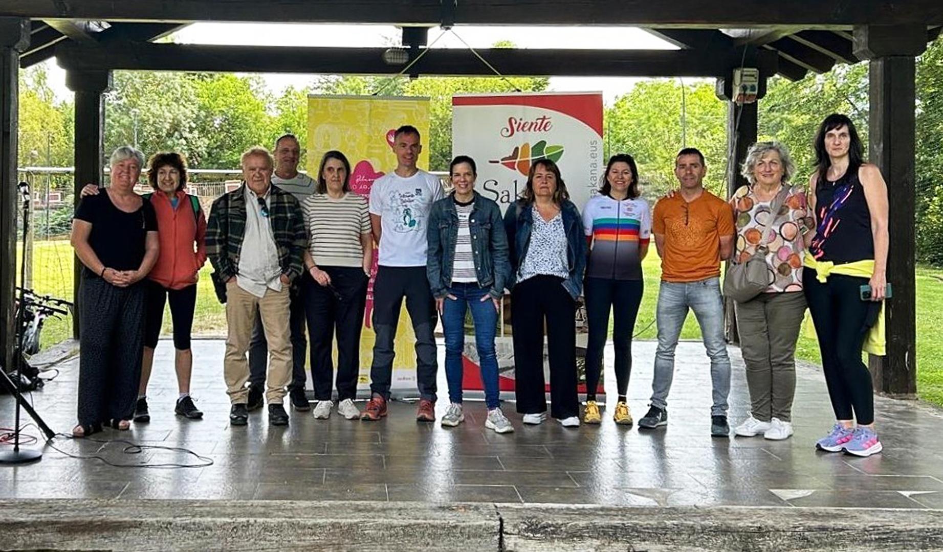 La autoridades asistentes a la Inauguración de nuevo carril ciclabe en la comarca de Sakana