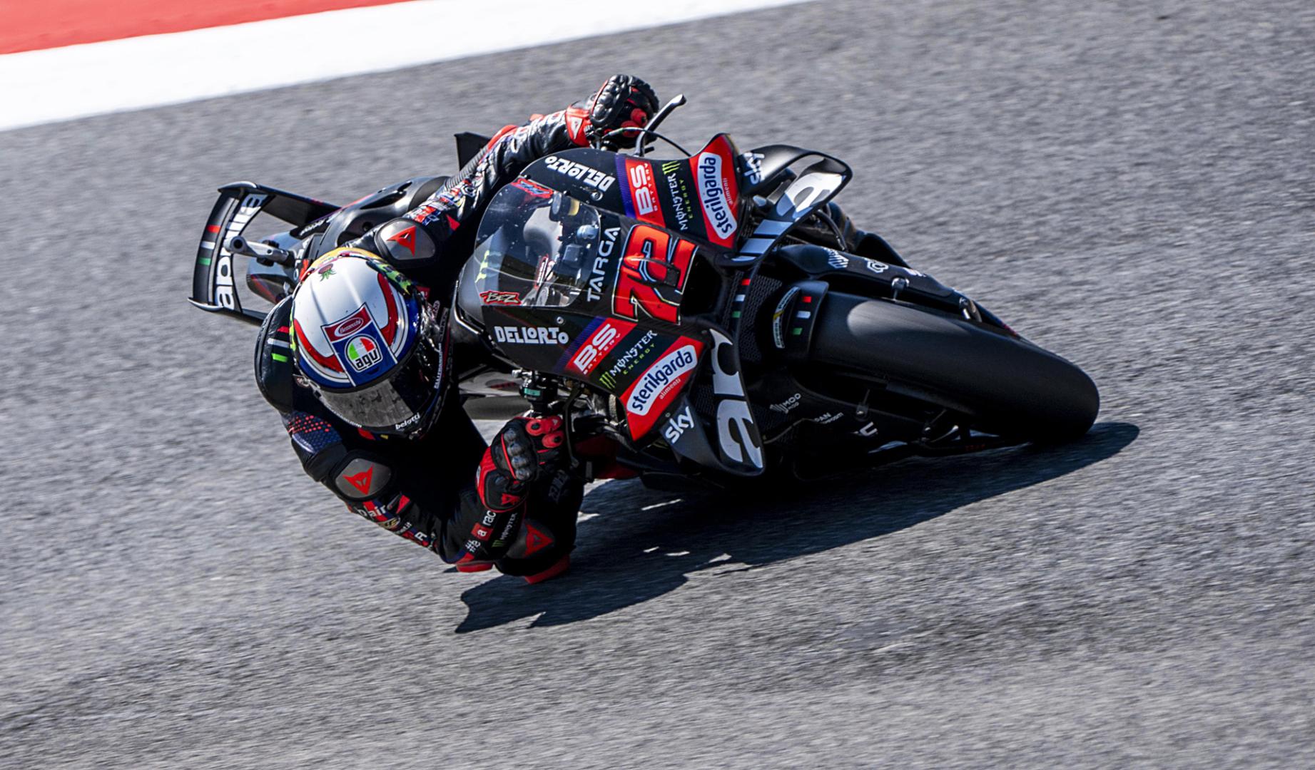 Marco Bezzecchi conduce su Aprilia sobre el asfalto de Mugello