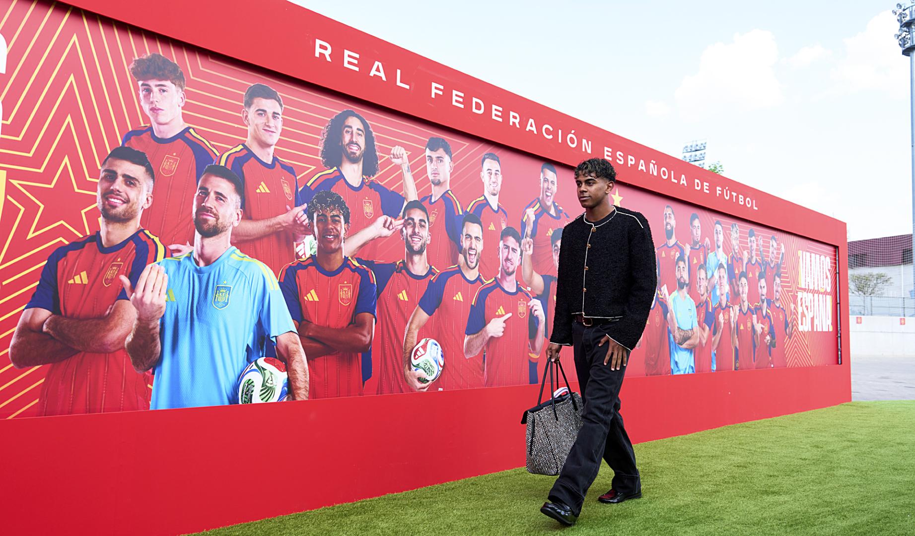 El jugador de la selección española de fútbol, Lamine Yamal, a su llegada a la concentración que el combinado español incia en la Ciudad del Fútbol de Las Roza