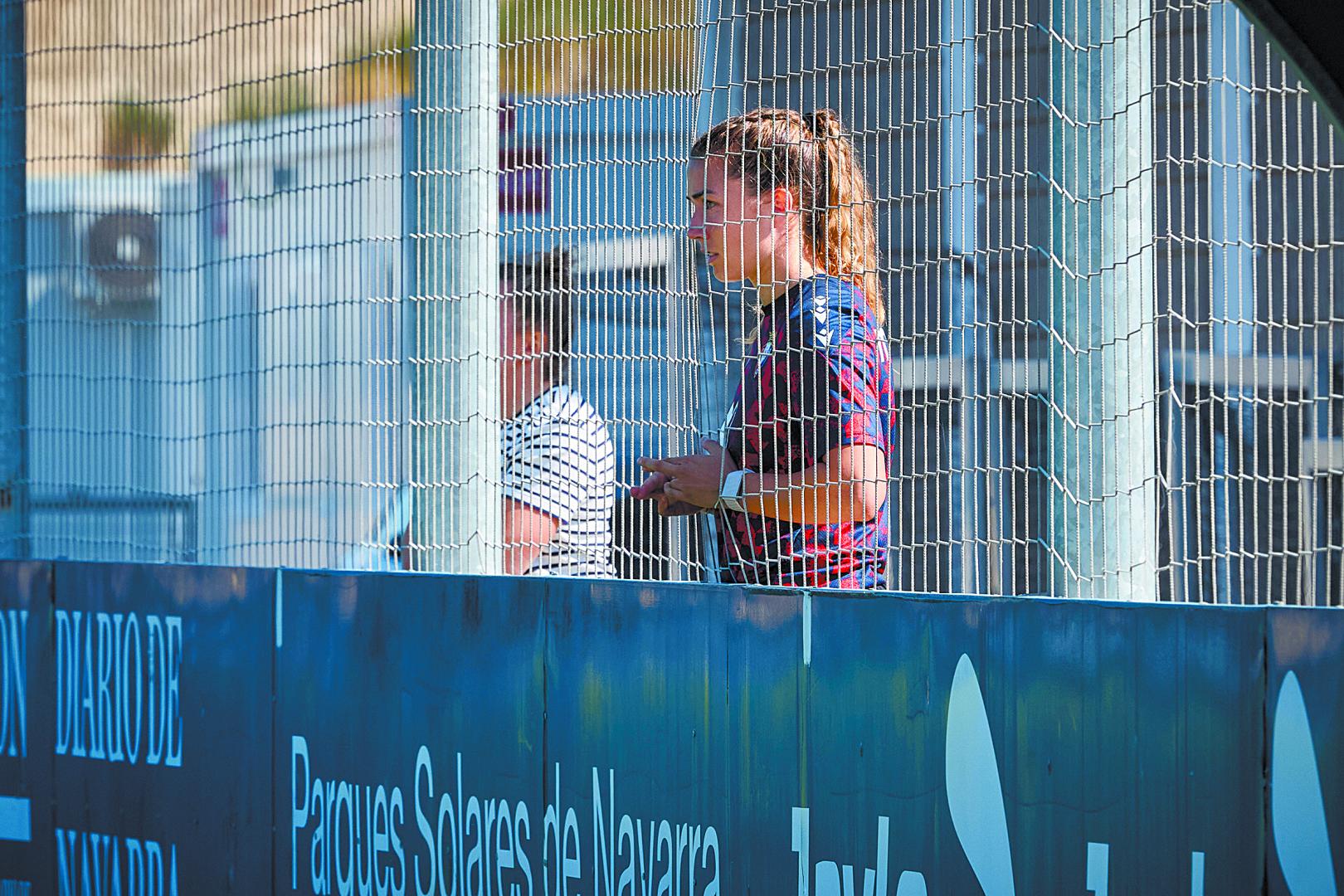 Laura Teruel, defensa central de Osasuna, observa un partido anterior