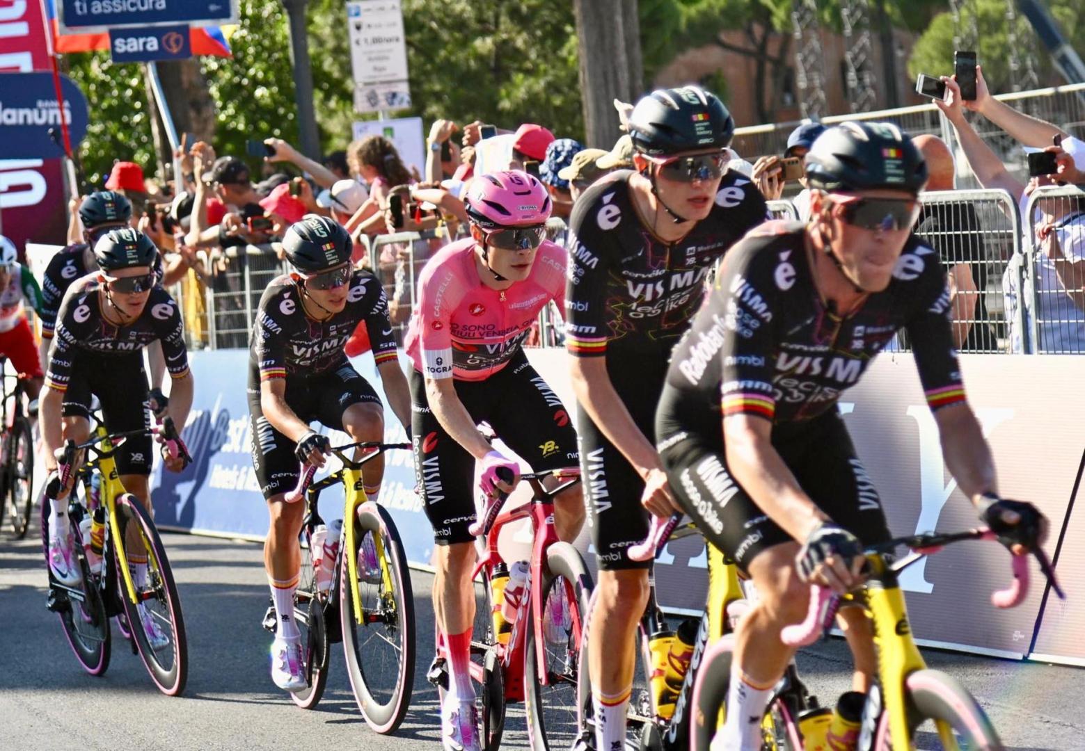 Jonas Vingegaard, con sus compañeros del Visma Lease a Bike, durante la última etapa del Giro 2026